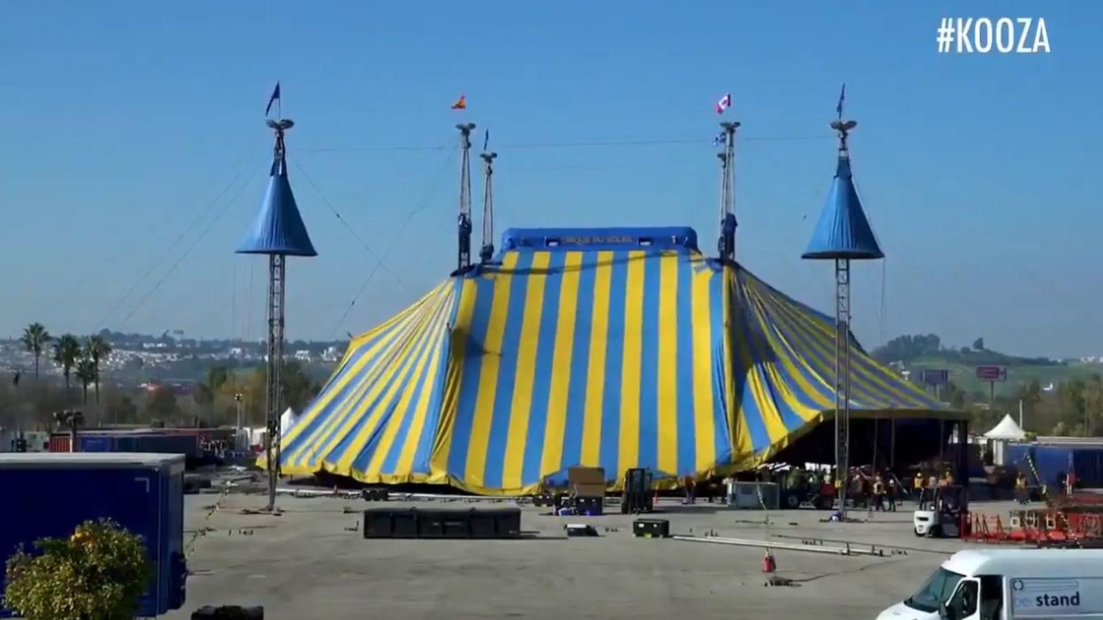 La carpa del Circo del Sol se levanta en el Charco de la Pava de Sevilla para el espectáculo Kooza.