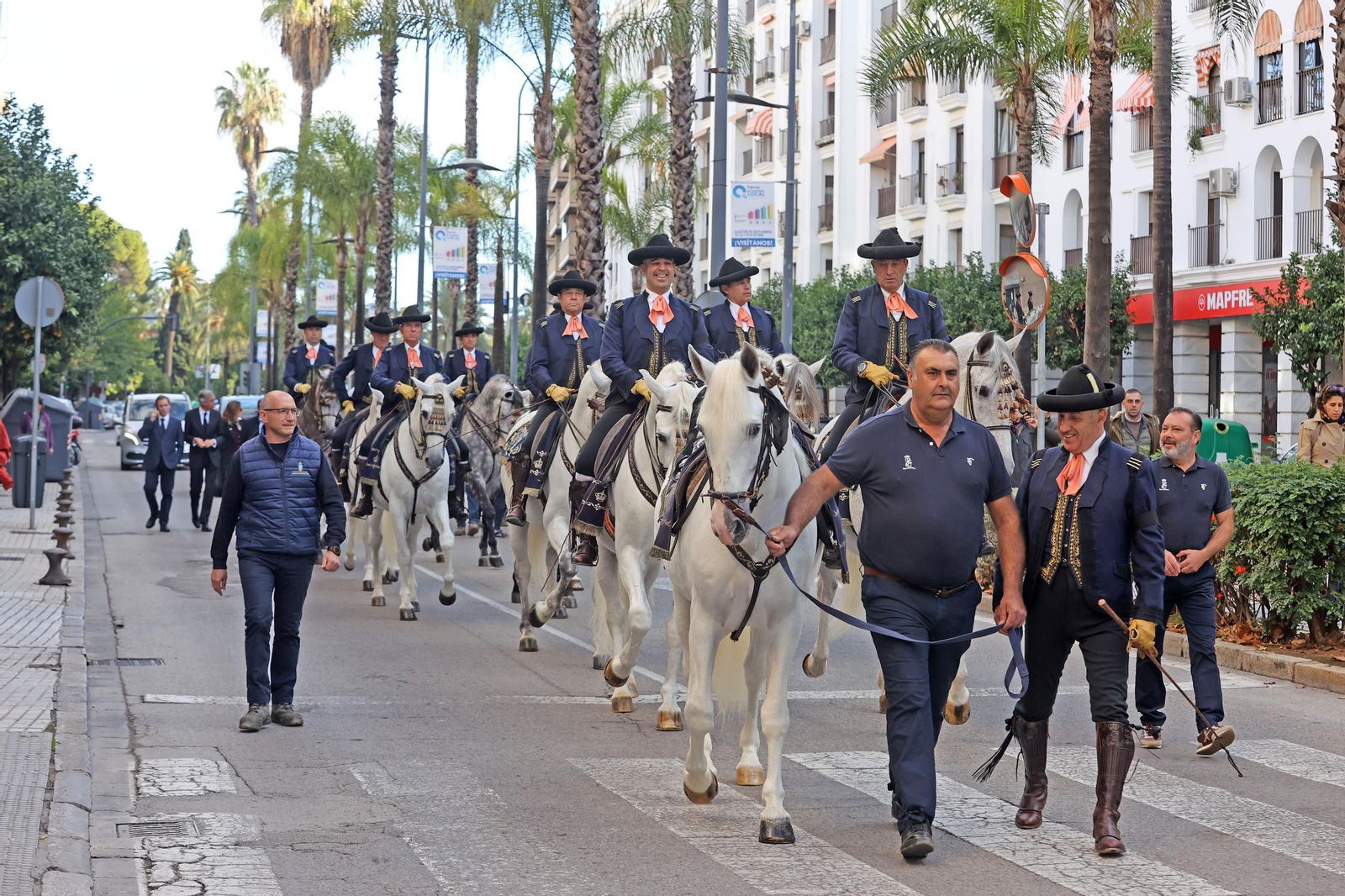 Imágenes de los caballos y jinetes de la Real Escuela hacia el funeral de Álvaro Domecq