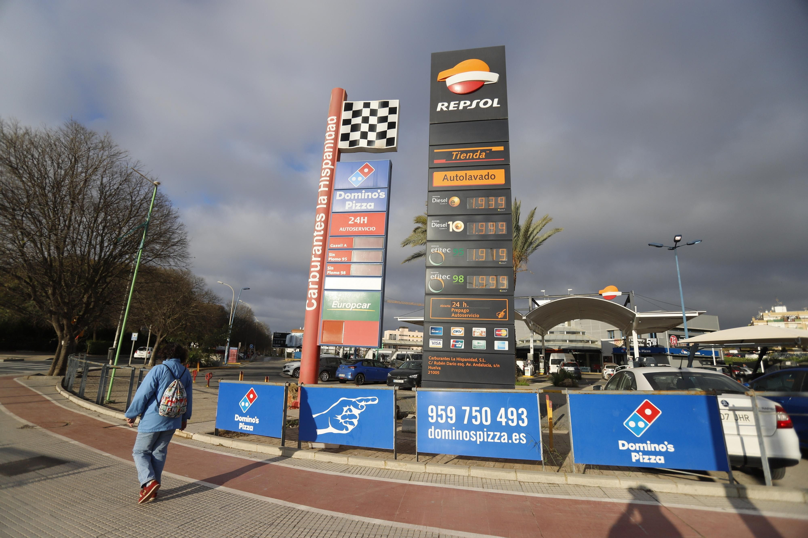 Imágenes de las gasolineras con el descuento de 20 céntimos del Gobierno en el combustible