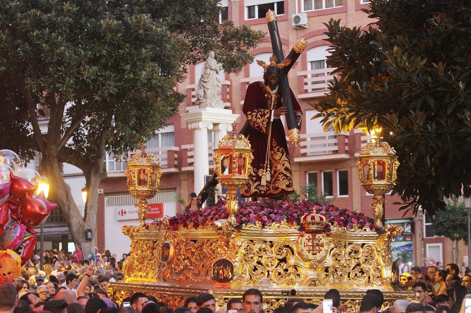 Imágenes del Señor de Pasión en la procesión del centenario de la hermandad