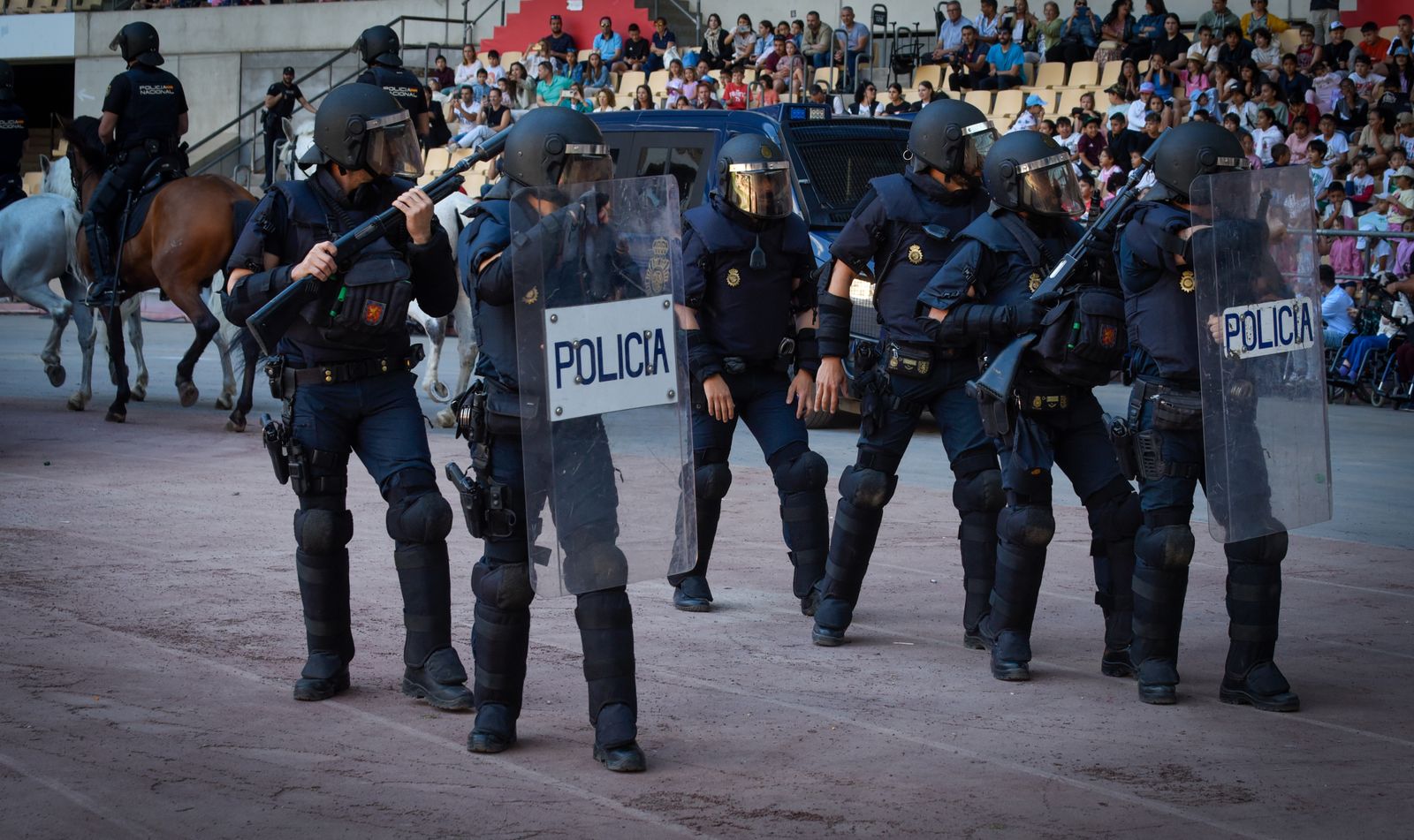 La exhibición policial con participación de la Unidad Aérea, Guías Caninos y Caballería, en imágenes