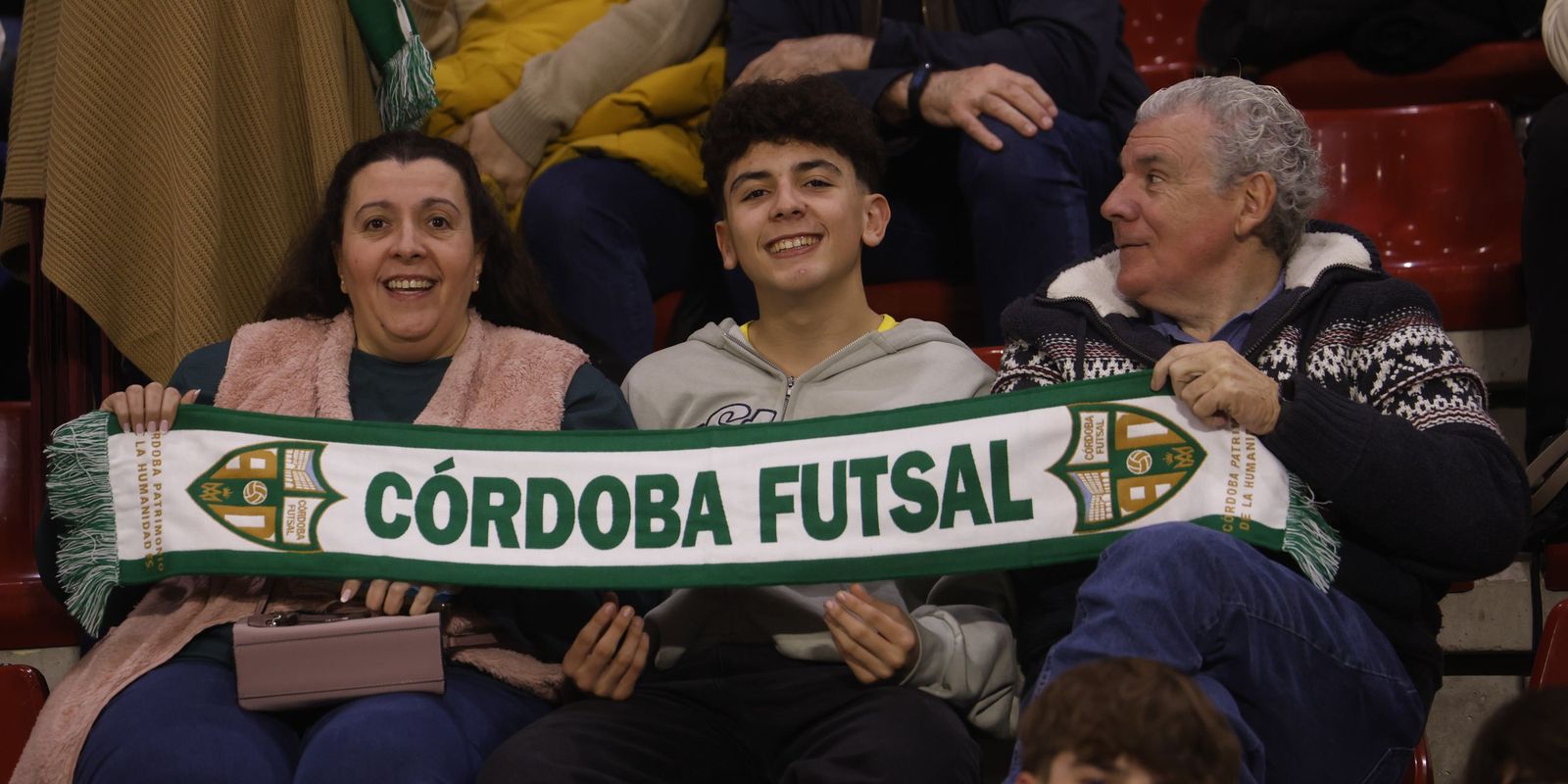 Seguidores del Córdoba Futsal en las gradas de Vista Alegre para seguir el partido ante el Alzira.