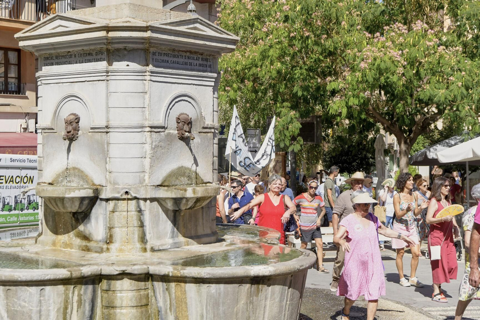 Así se han manifestado por las calles de Padul en contra de la embotelladora de Cijancos