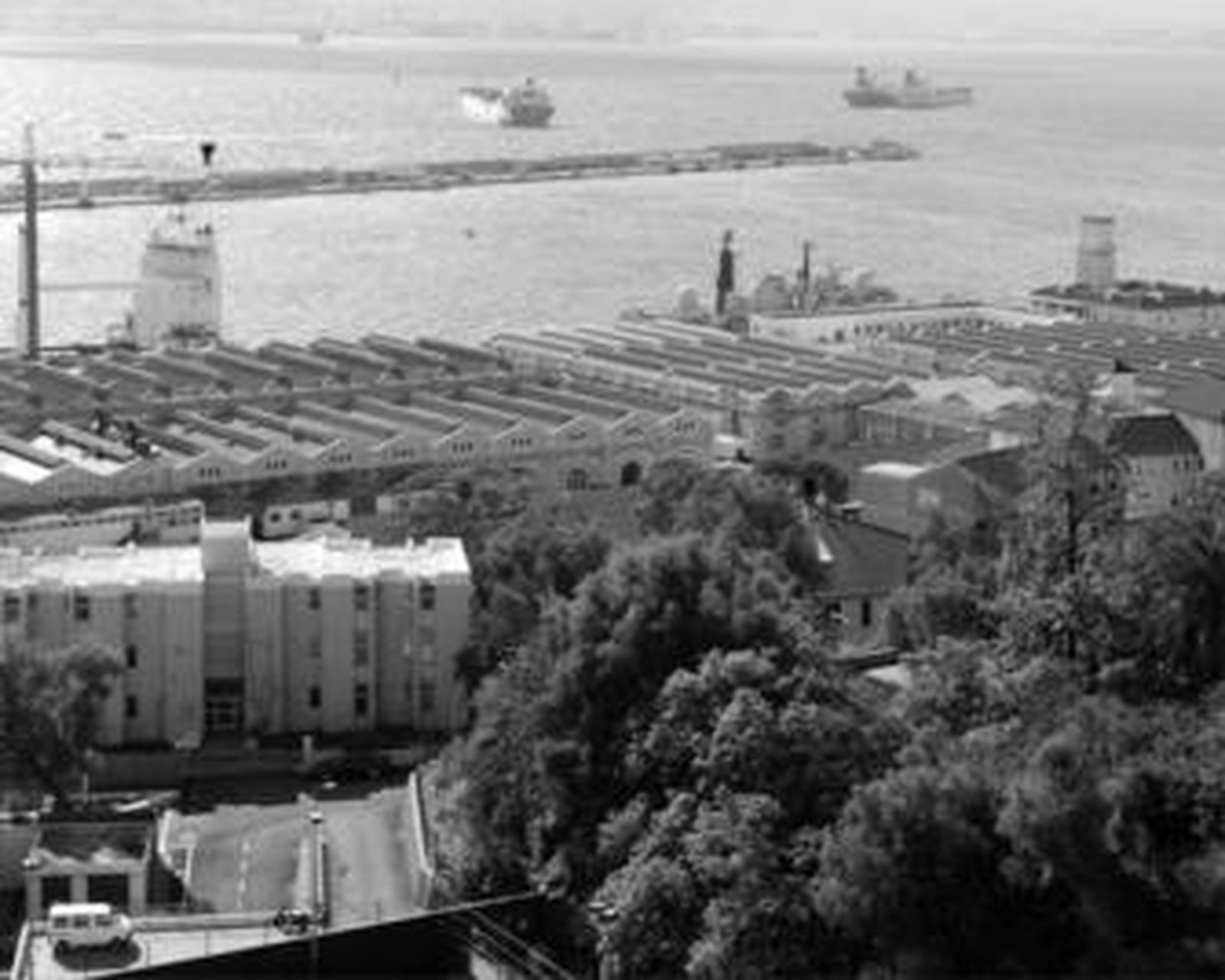 Imagen de la base naval de Gibraltar, tomada desde el Casino del Peñón.