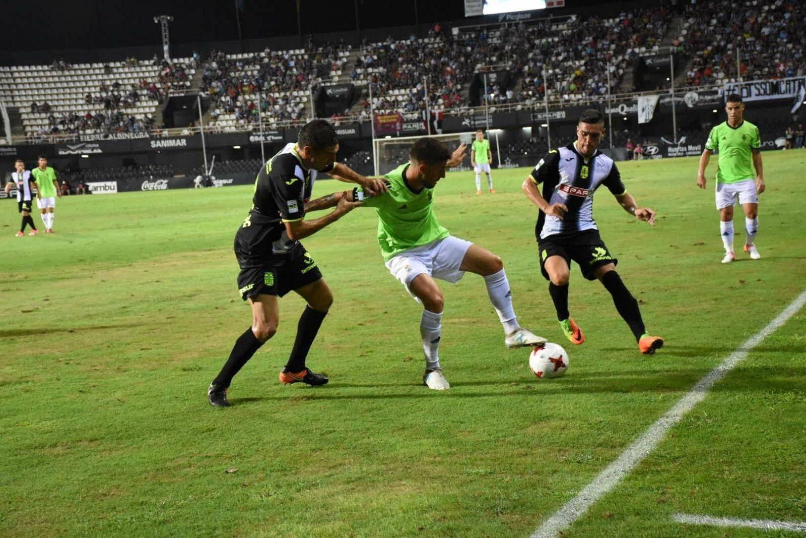Antonio Domínguez protege el balón ante el acoso de dos rivales, durante el encuentro disputado ayer en Cartagonova correspondiente a la primera jornada liguera.