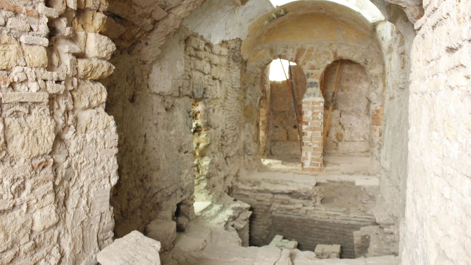 Interior de los baños árabes de San Pedro.