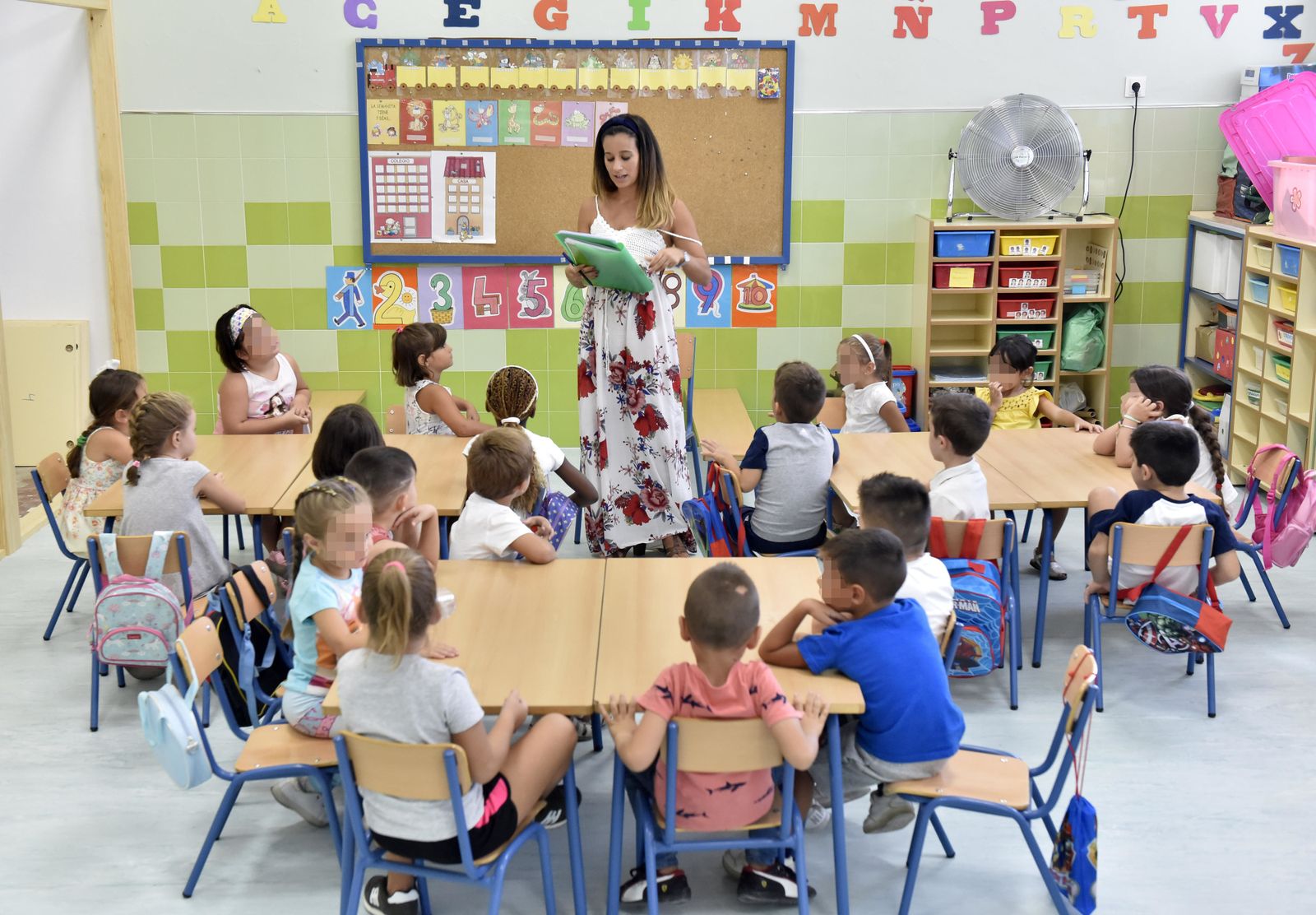 Una maestra repasa la lista de alumnos en el primer día de clase.