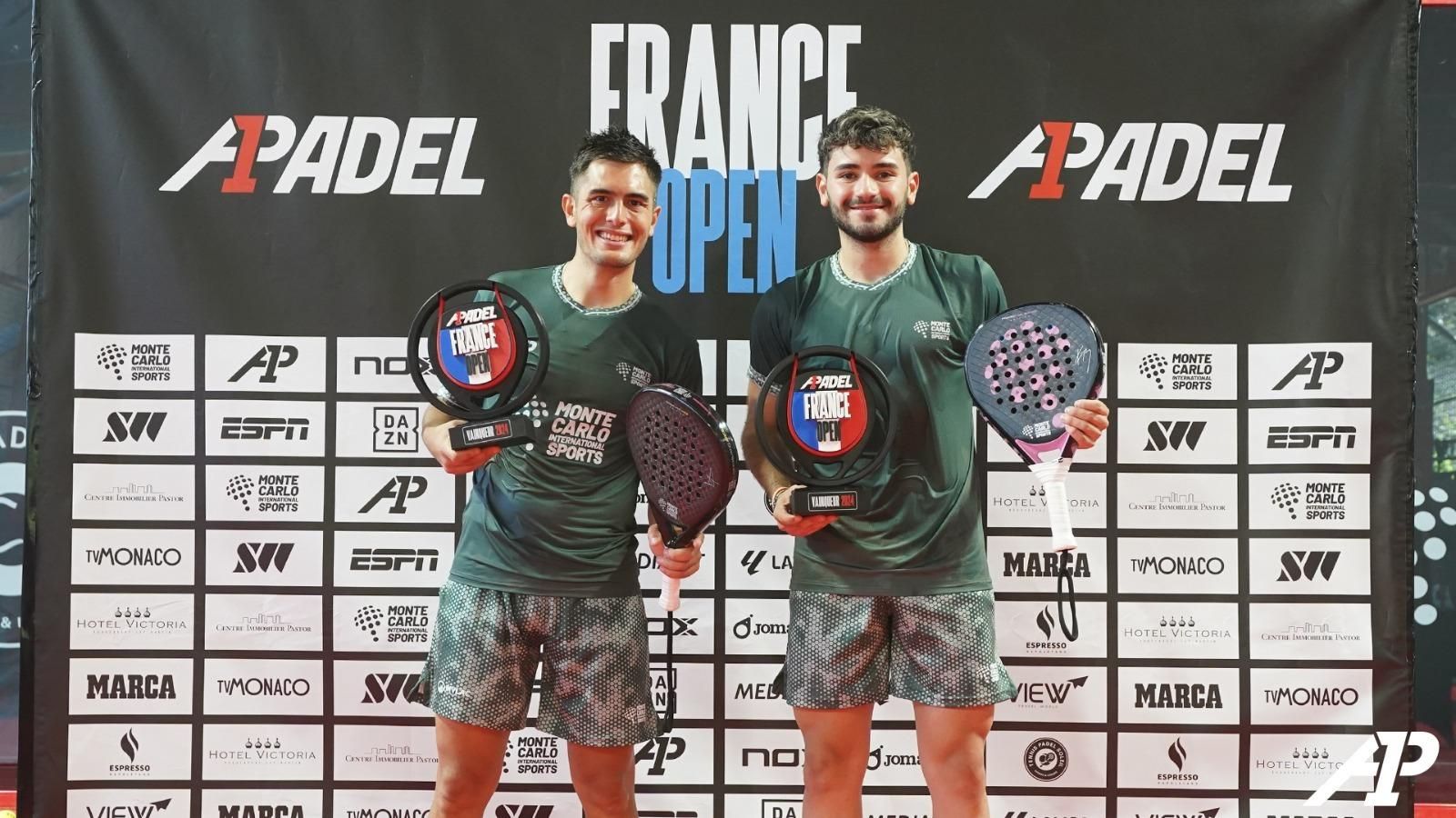 Los ganadores del  reciente Open de Francia posan con sus trofeos.