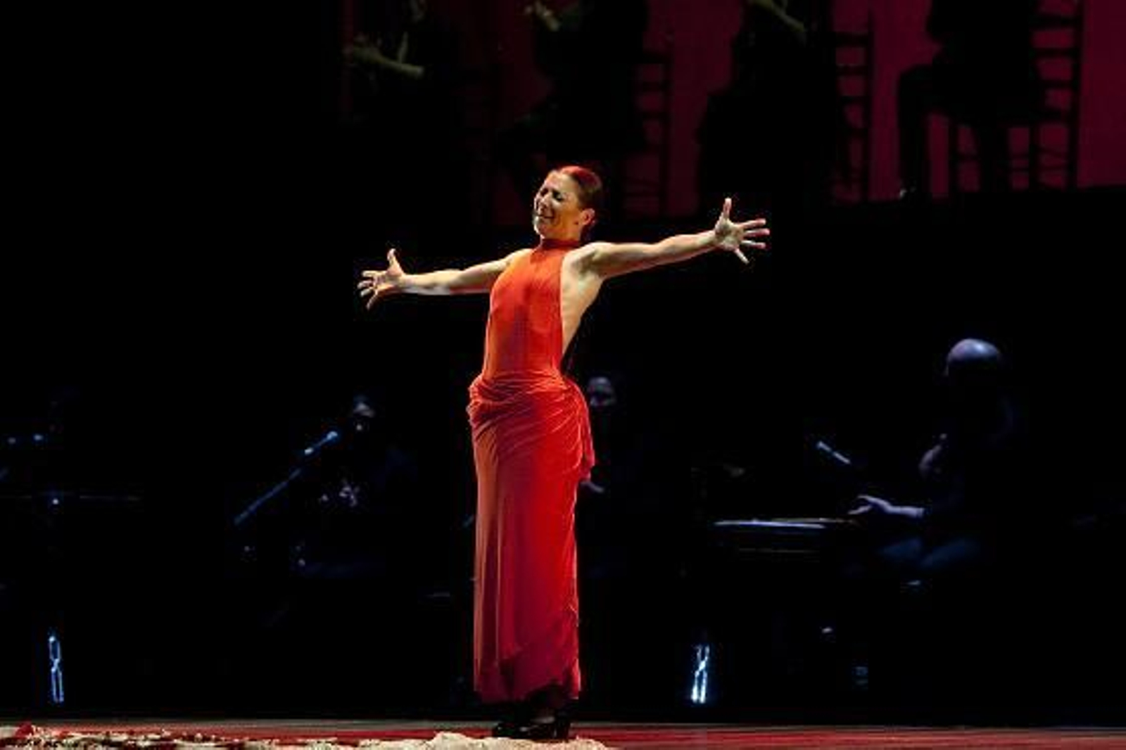 Una emocionada Sara Baras se despide temporalmente de los escenarios para dedicarse a su familia. 

Foto: Lourdes de Vicente