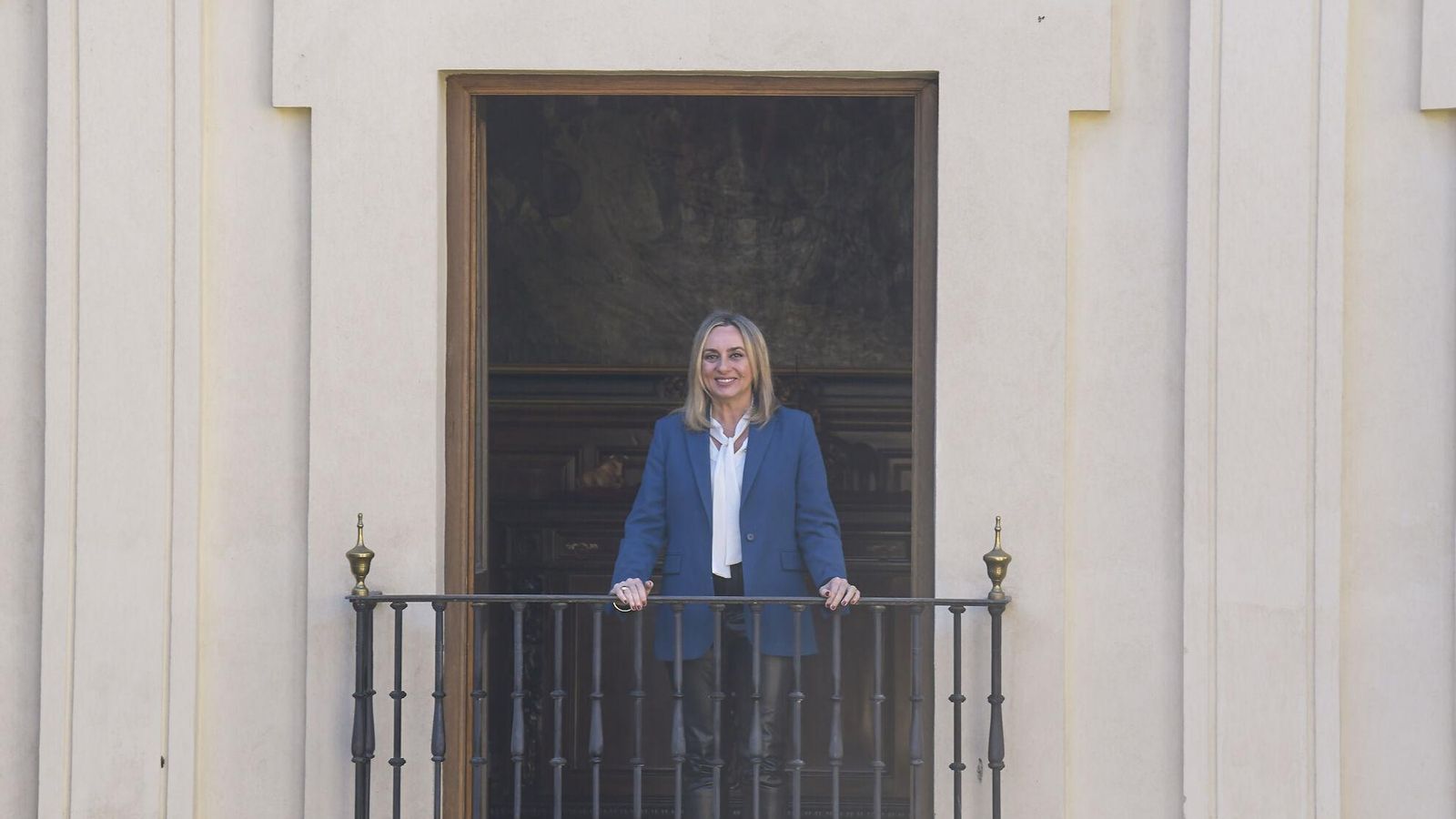 La alcaldesa, en uno de los balcones del pasillo de Alcaldía.