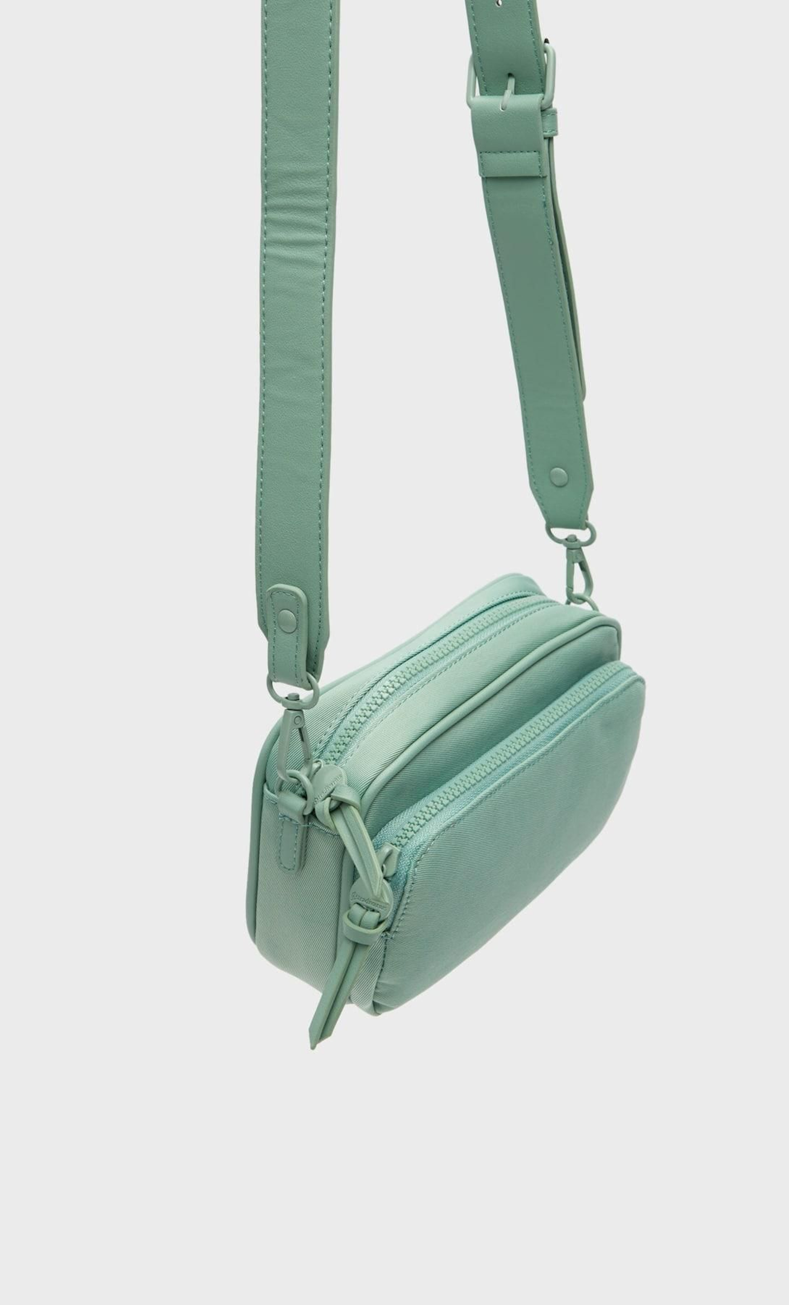 Bolso bandolera de color verde de Stradivarius.