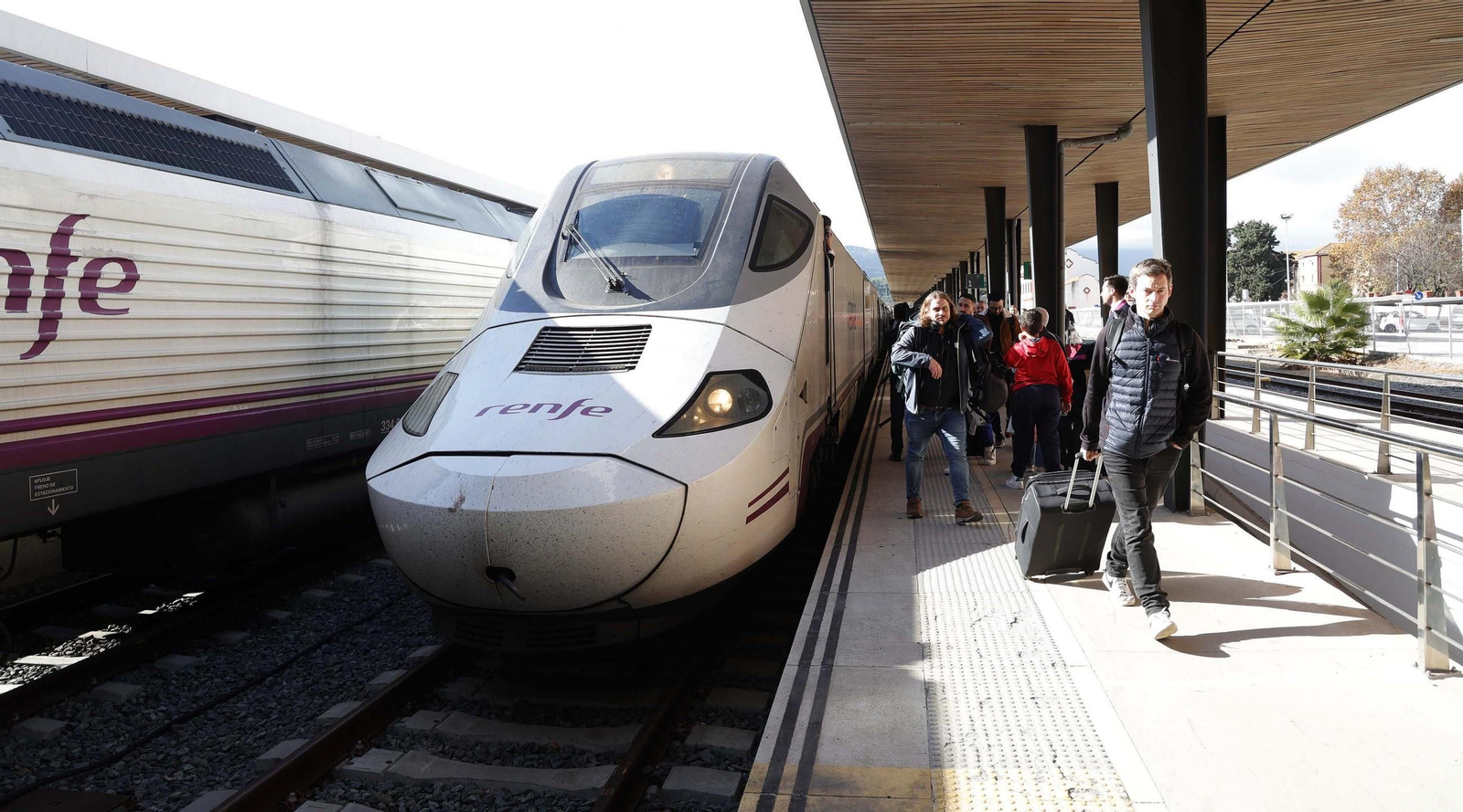 Las fotos de la llegada del primer tren Alvia a la estación de Algeciras