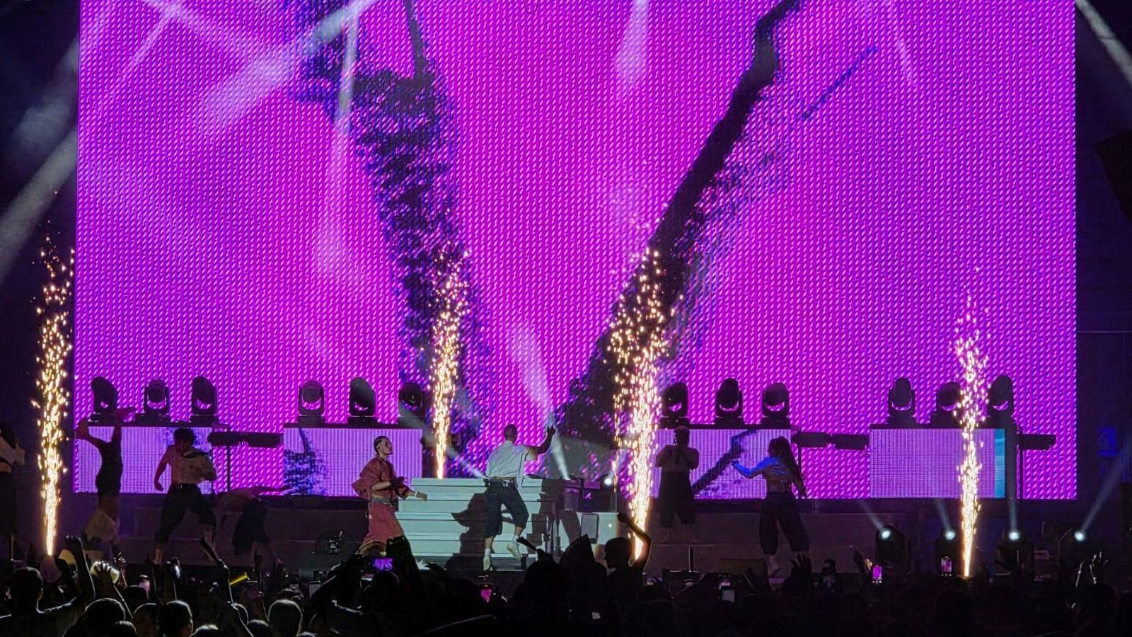 Abraham Mateo con su cuerpo de baile.