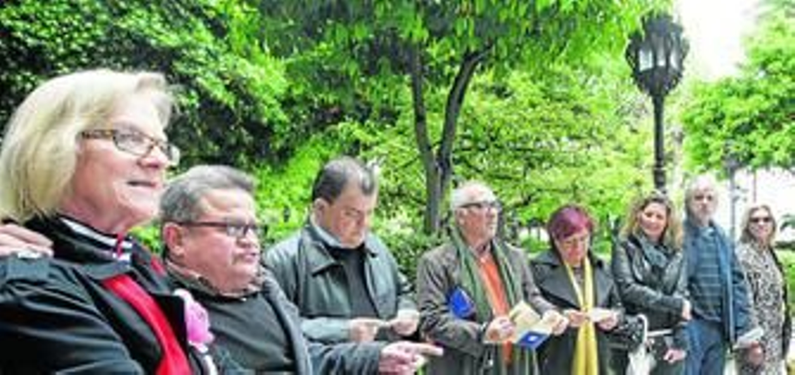Un momento de la lectura de poemas en homenaje a Carlos Edmundo de Ory, en el que también participó la viuda del poeta, Laura Lacheroy.