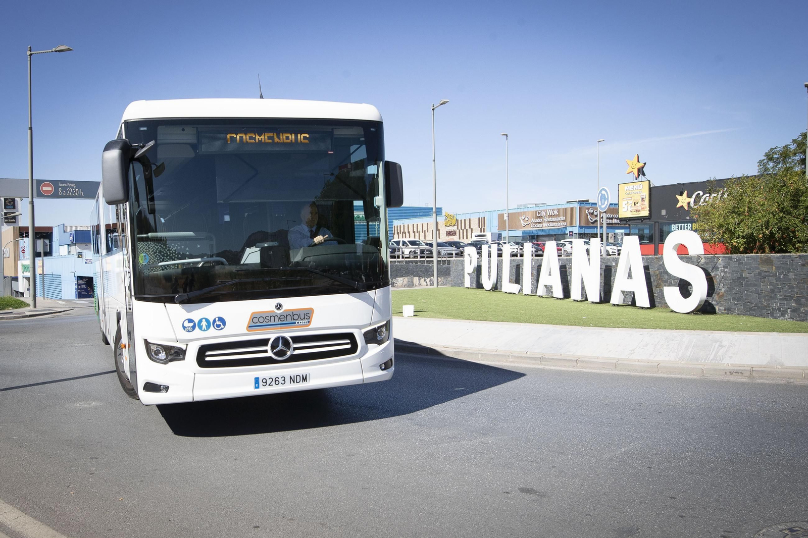 El nuevo autobús, prestado por la concesionaria Cosmenbus, circula por la rotonda del Granaita