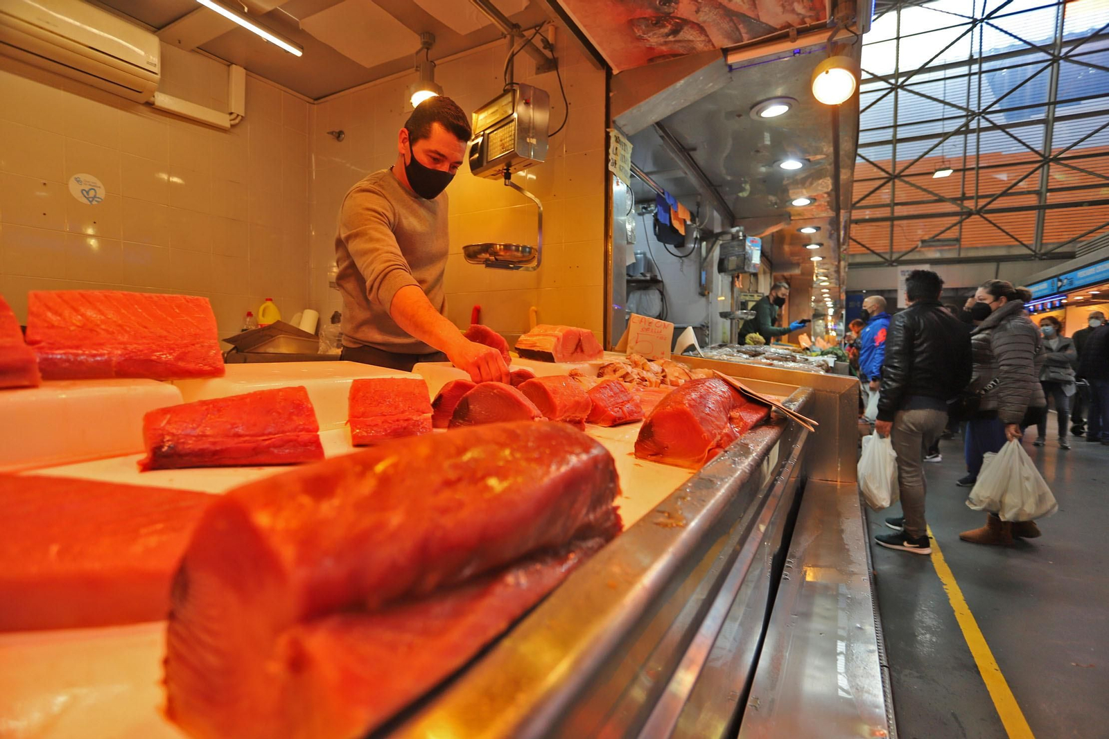 La Policía Local realizó controles en el Mercado del Carmen durante la mañana del sábado