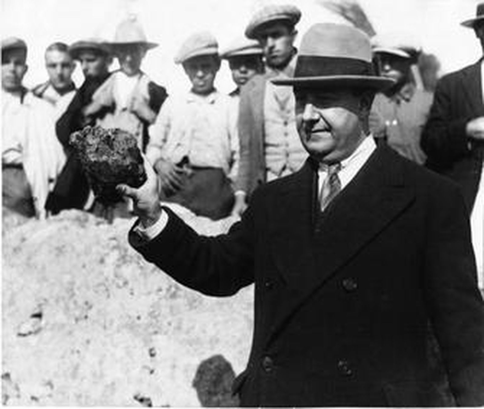 Un periodista muestra la calavera de una de las víctimas de los Sucesos de Casas Viejas.