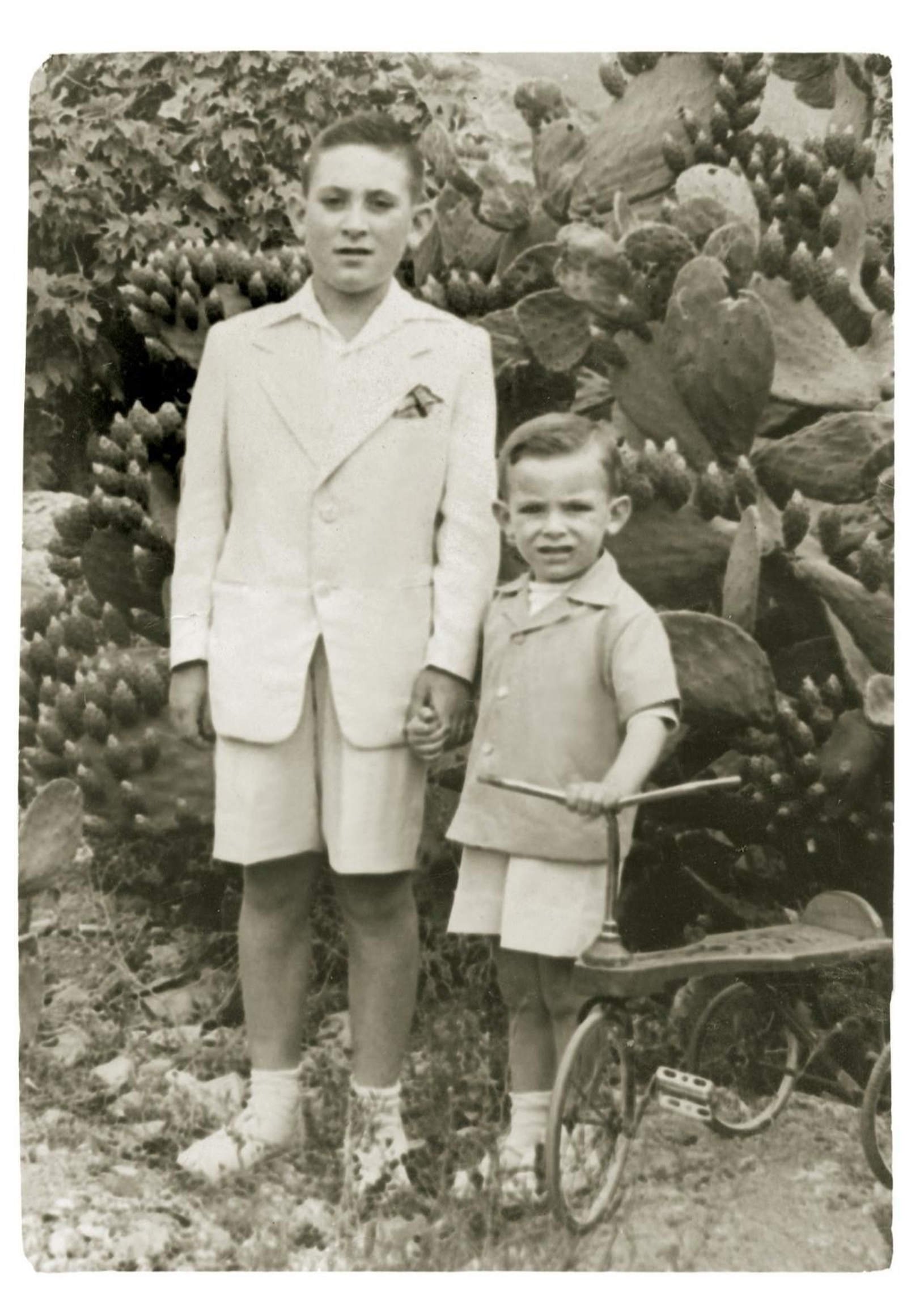 Con su hermano Paco cuando tenía cuatro años.
