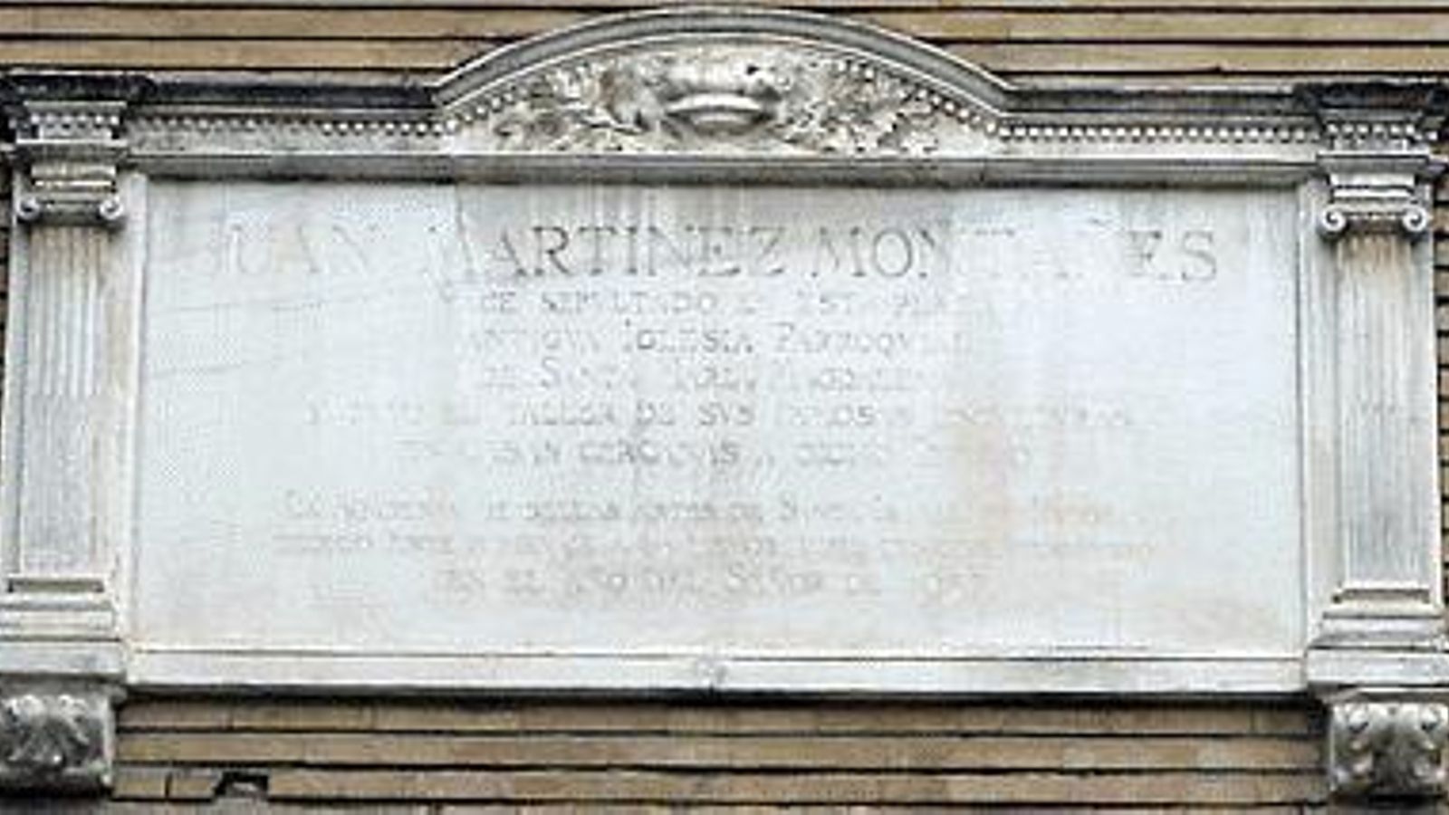 La lápida en memoria del insigne escultor