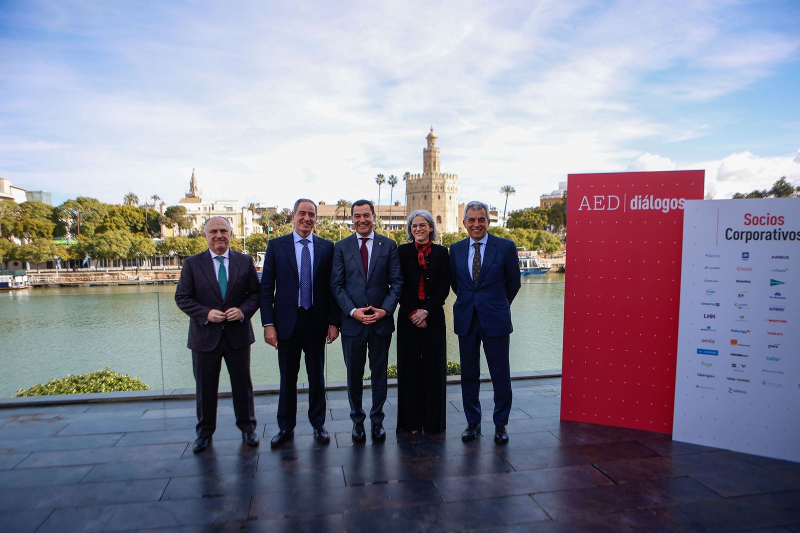 Juan Ignacio Zafra, director territorial de CaixaBank en Andalucía; Marcos Contreras, presidente de AED en Andalucía; Juanma Moreno, presidente de la Junta de Andalucía; Patricia Cuevas, directora general del Campus de Formación Profesional y Empleo en Córdoba; Nicolás Sierra, socio responsable de KPMG en Andalucía.
