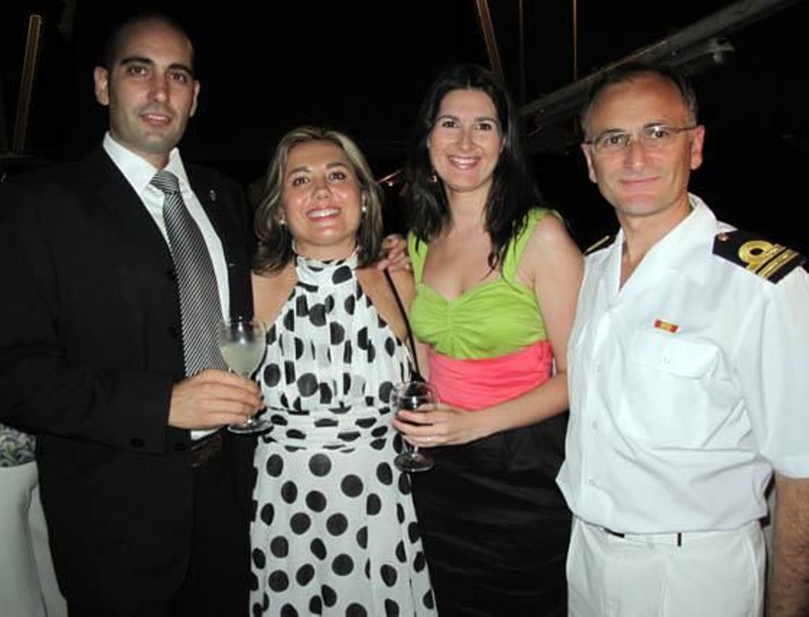 David Jiménez y María Sánchez (Delfos Consultores), con la periodista Sonia Vela y Juan José Valero, segundo comandante naval.


Foto: Victoria Ramírez