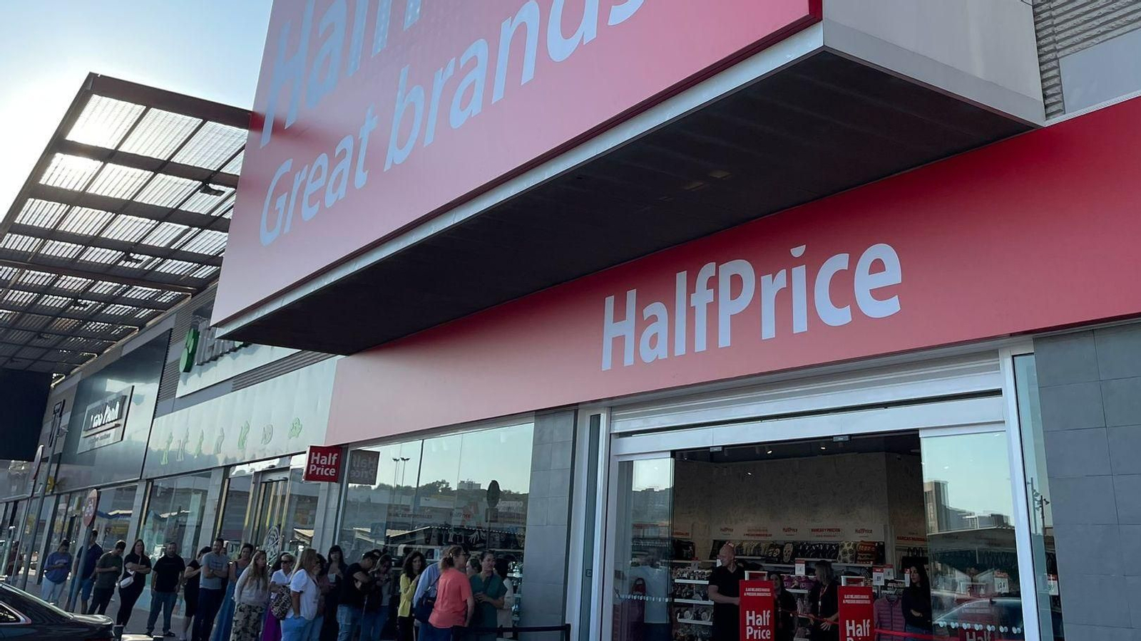 Colas en la apertura de Halfprice en Jerez.