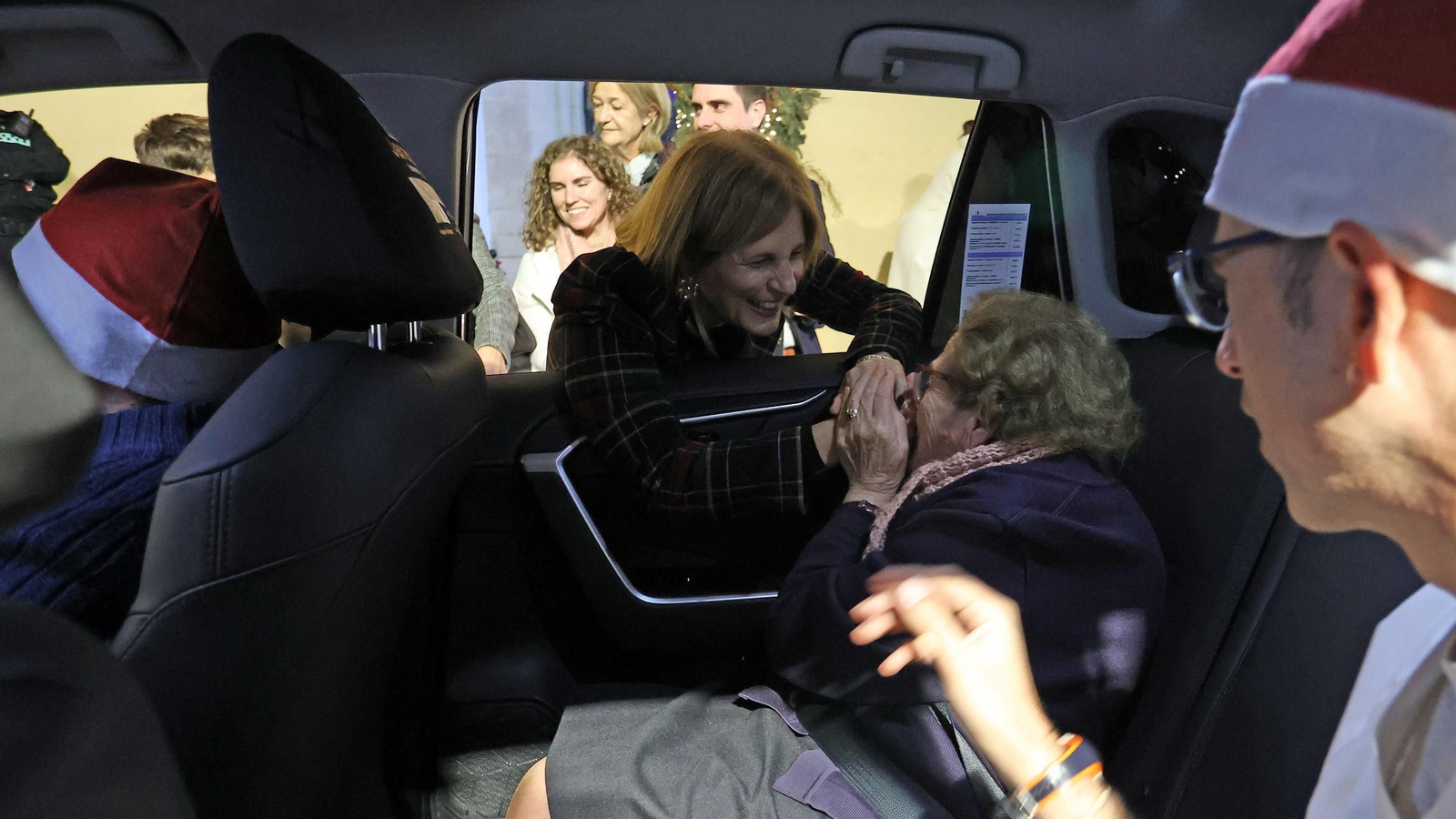 Imágenes de la caravana solidaria de los taxistas con los mayores por el alumbrado navideño de Jerez