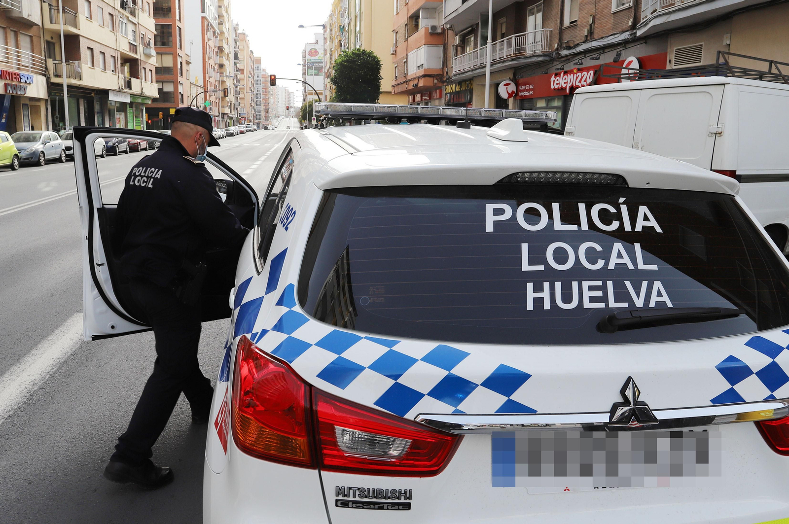 Imágenes de las actuaciones de la Policía Local de Huelva para combatir el coronavirus