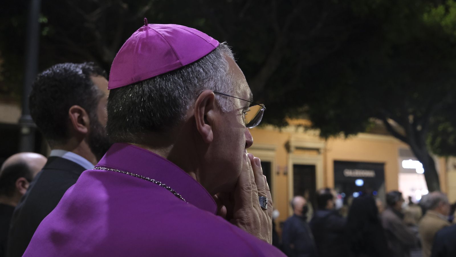 Procesión del Vía Crucis del Santo Cristo de la Escucha en Almería, en imágenes.