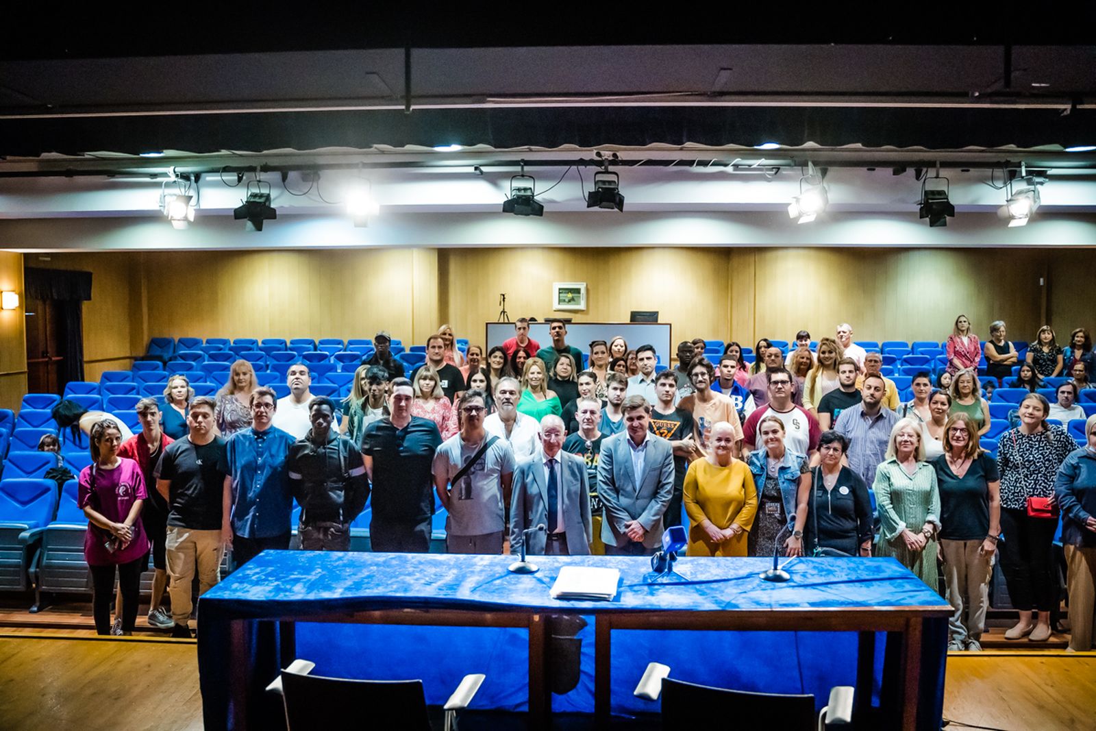 El alcalde, Gabriel Amat, junto a los beneficiarios del proyecto.