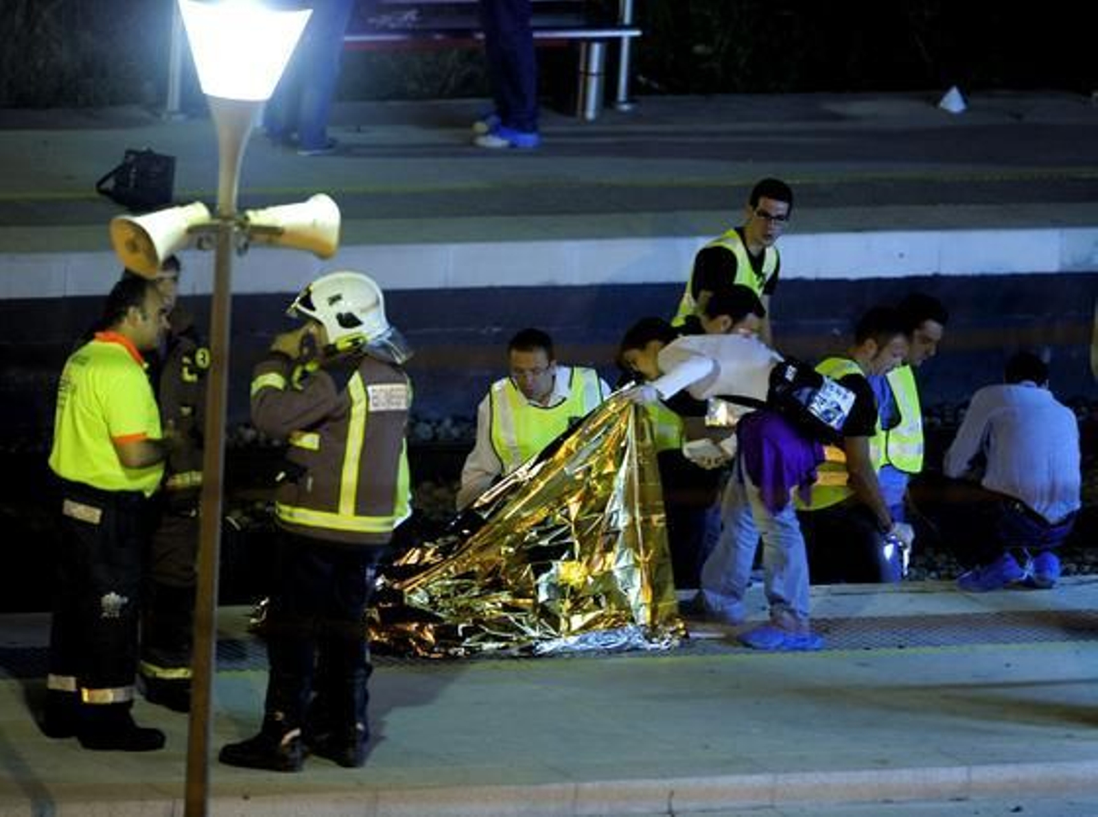 Al menos 12 personas, en su mayoría jóvenes, han muerto tras ser arrolladas por un tren en la estación de Castelldefels. 

Foto: Marta Pérez, (EFE)