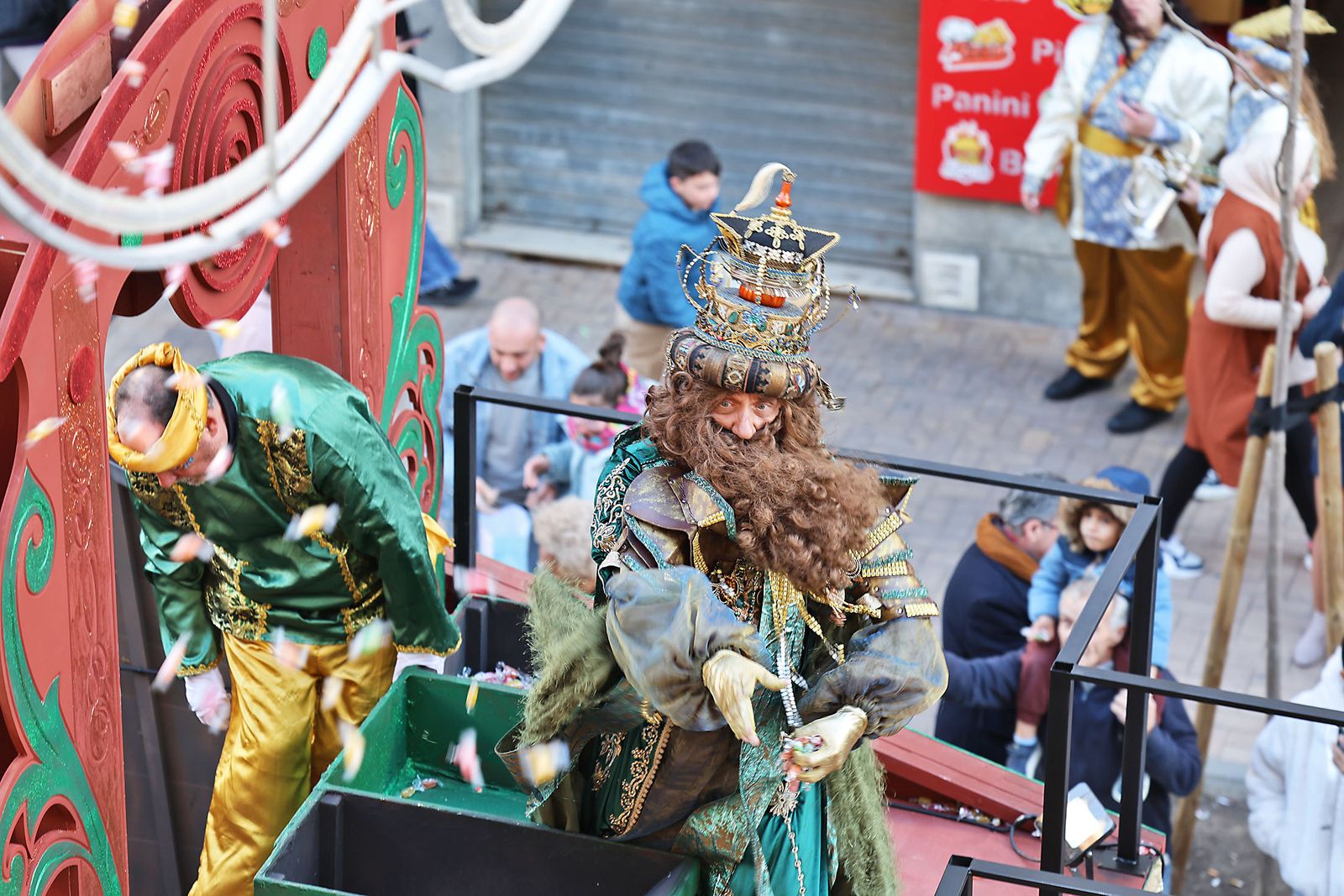Las mejores fotografías de la salida y recorrido de la cabalgata de Reyes Magos 2026
