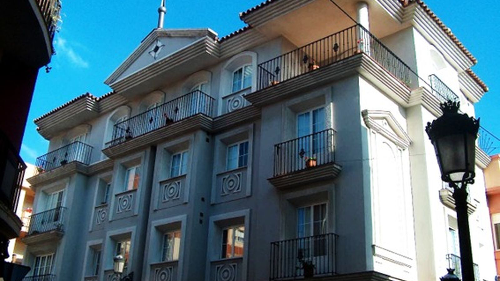 Un moderno edificio en la calle Clavel.