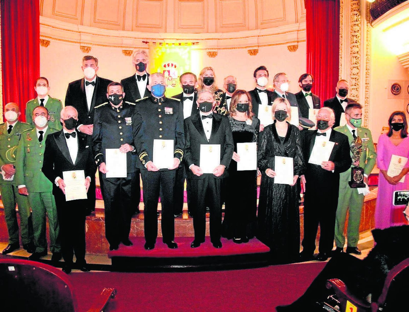 Foto de familia de los miembros de la Academia y los homenajeados.