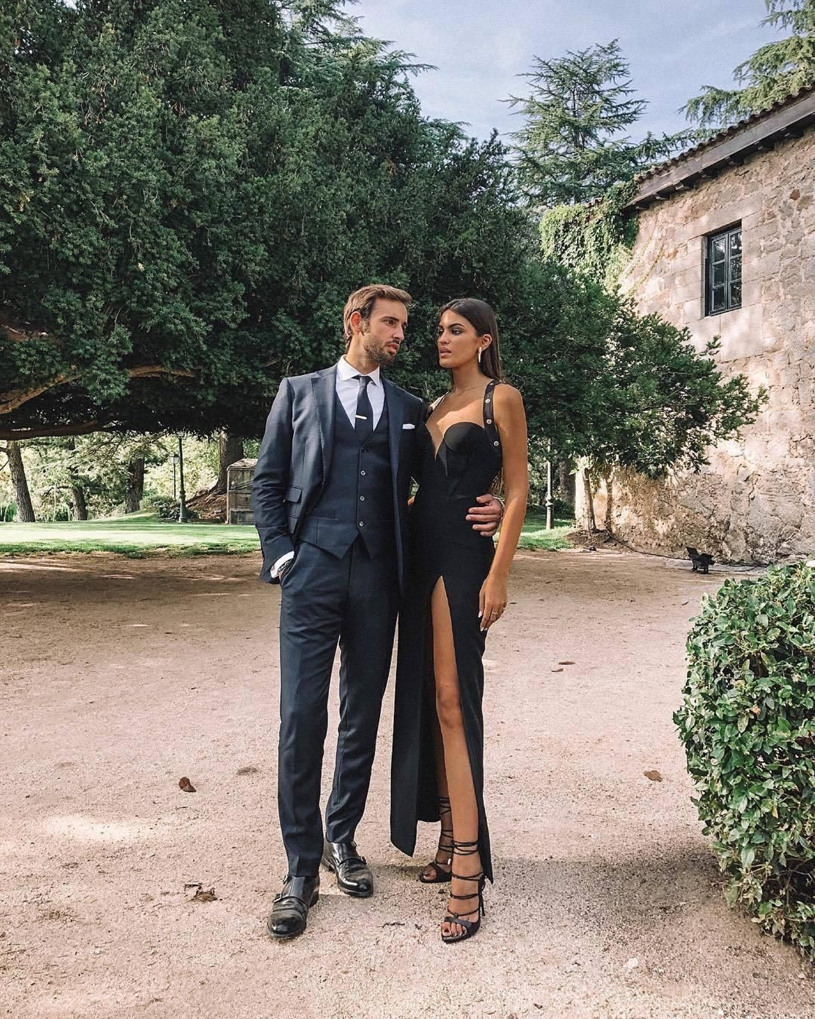 Marta Lozano escogió el negro en este vestido de Versace, que aderezó con joyas de Bulgari. Instagram. Los looks de invitadas de la Boda de Pelayo Día y Andy Mc Dougall