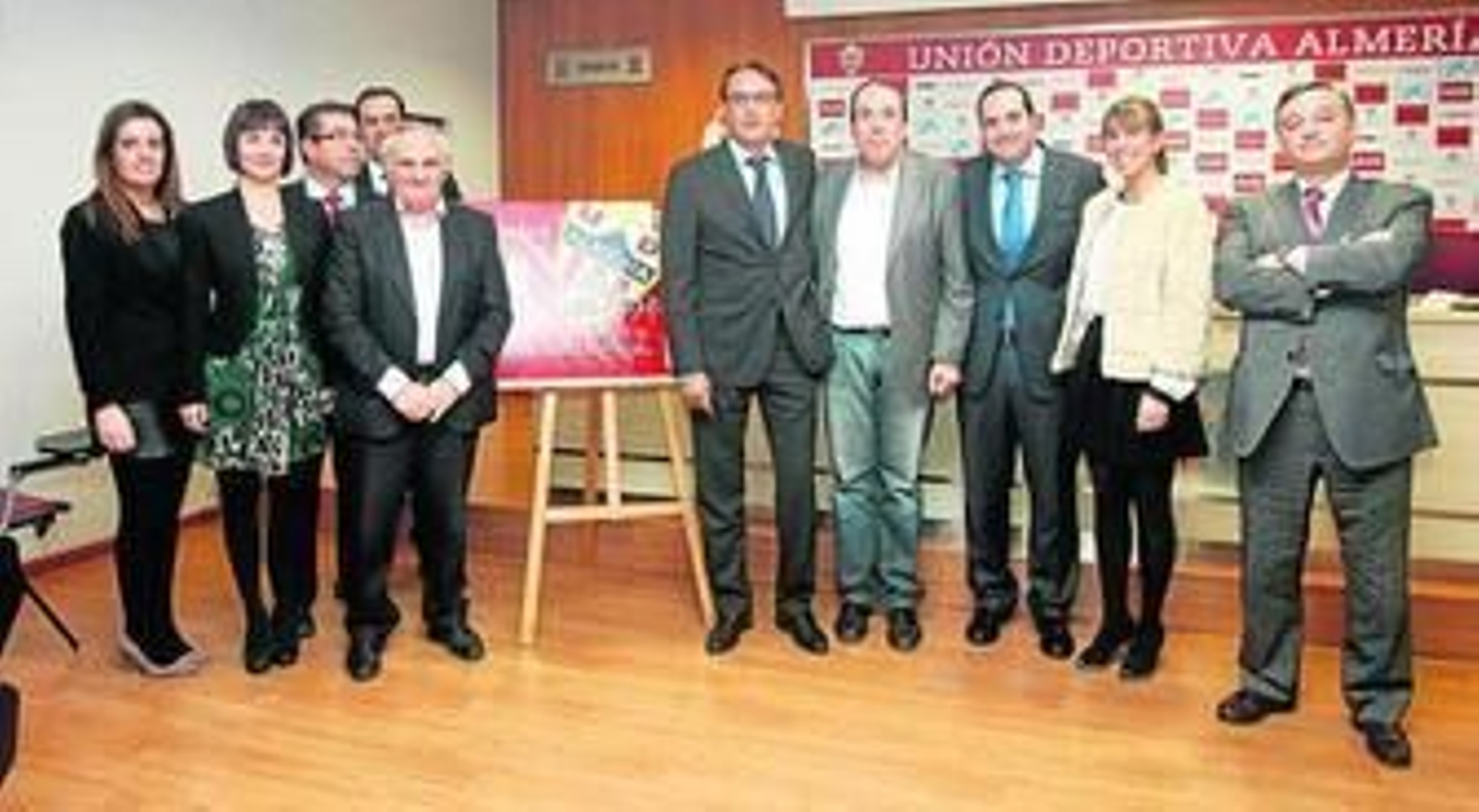 Foto de familia de Alfonso García y Juan Carrillo, con miembro del nuevo patrocinador, CaixaBank.