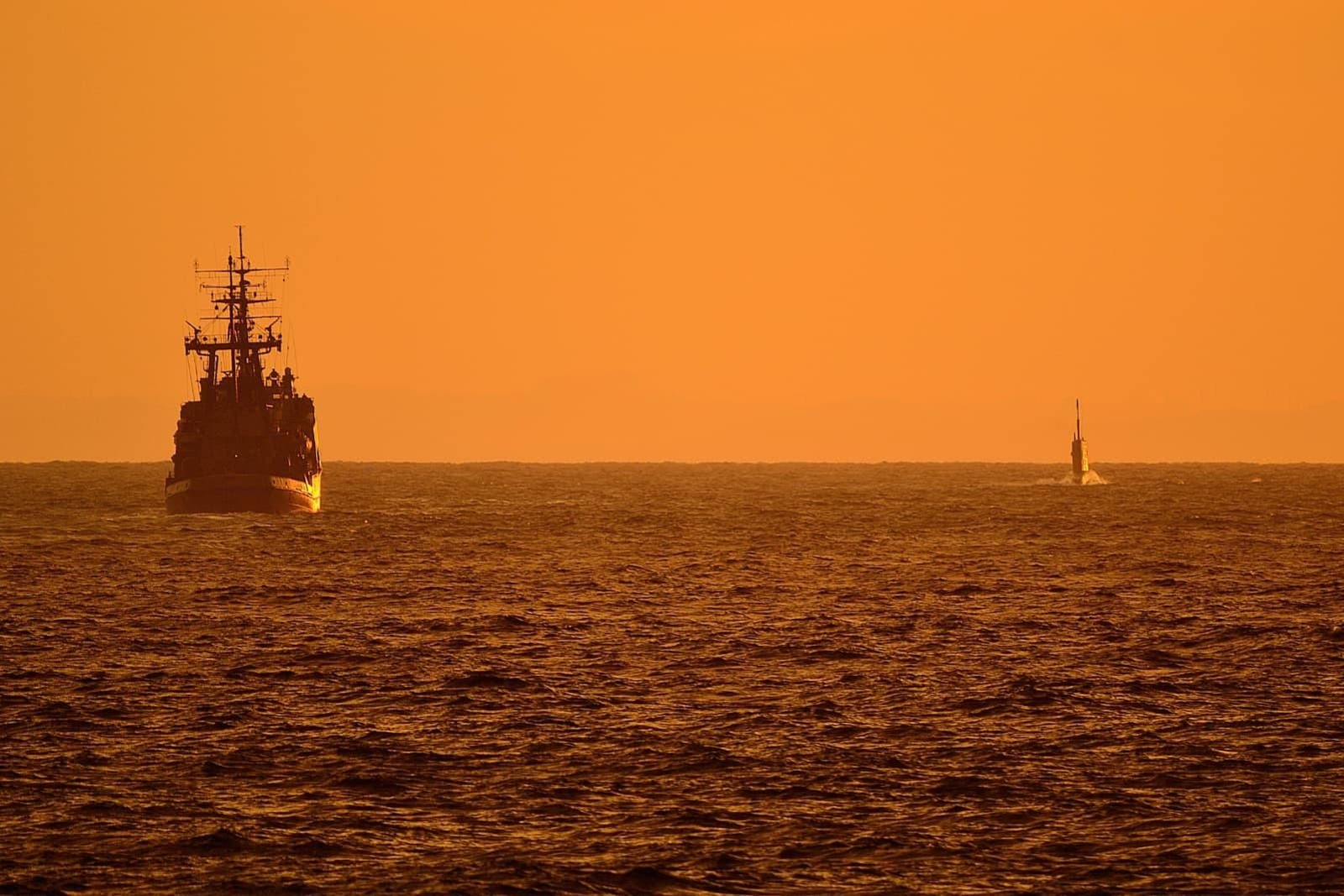 El patrullero 'Vigía', con base en Cádiz, monotoriza a un submarino ruso.