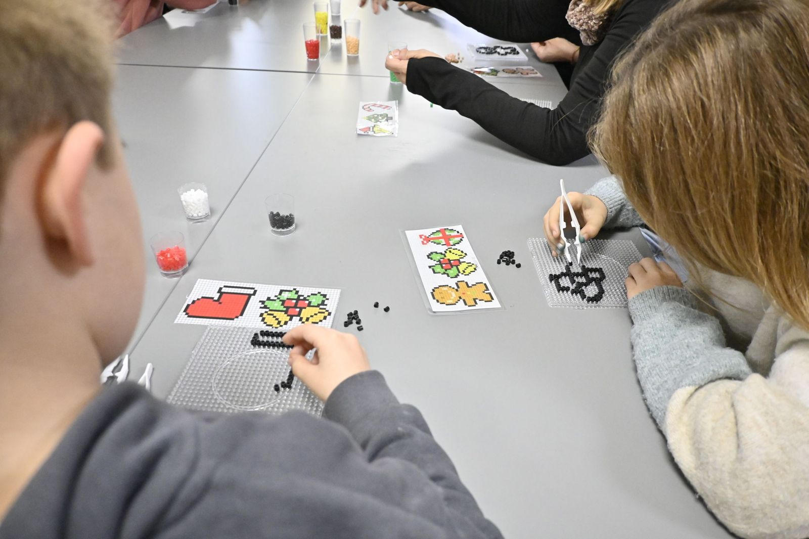 Las fotografías el taller que ofrece la Fundación Cajasol más espectáculo variado con Triky Trake