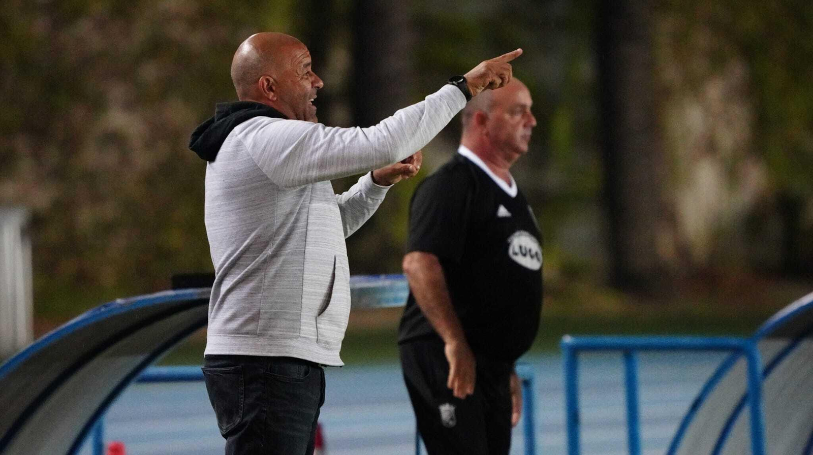 El técnico azulino da instrucciones a sus futbolistas durante el encuentro contra el Coria.