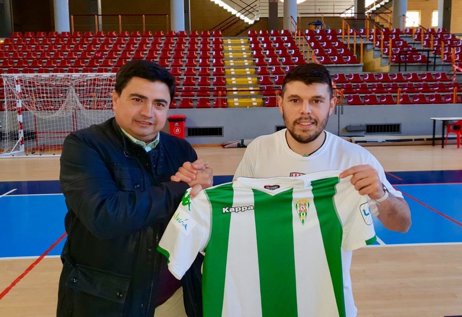 Juanra posa junto a José García Román, presidente del club, en Vista Alegre.