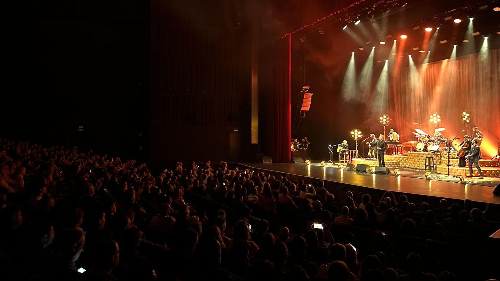 Loquillo actuando ante el público que llenaba el Cartuja Center