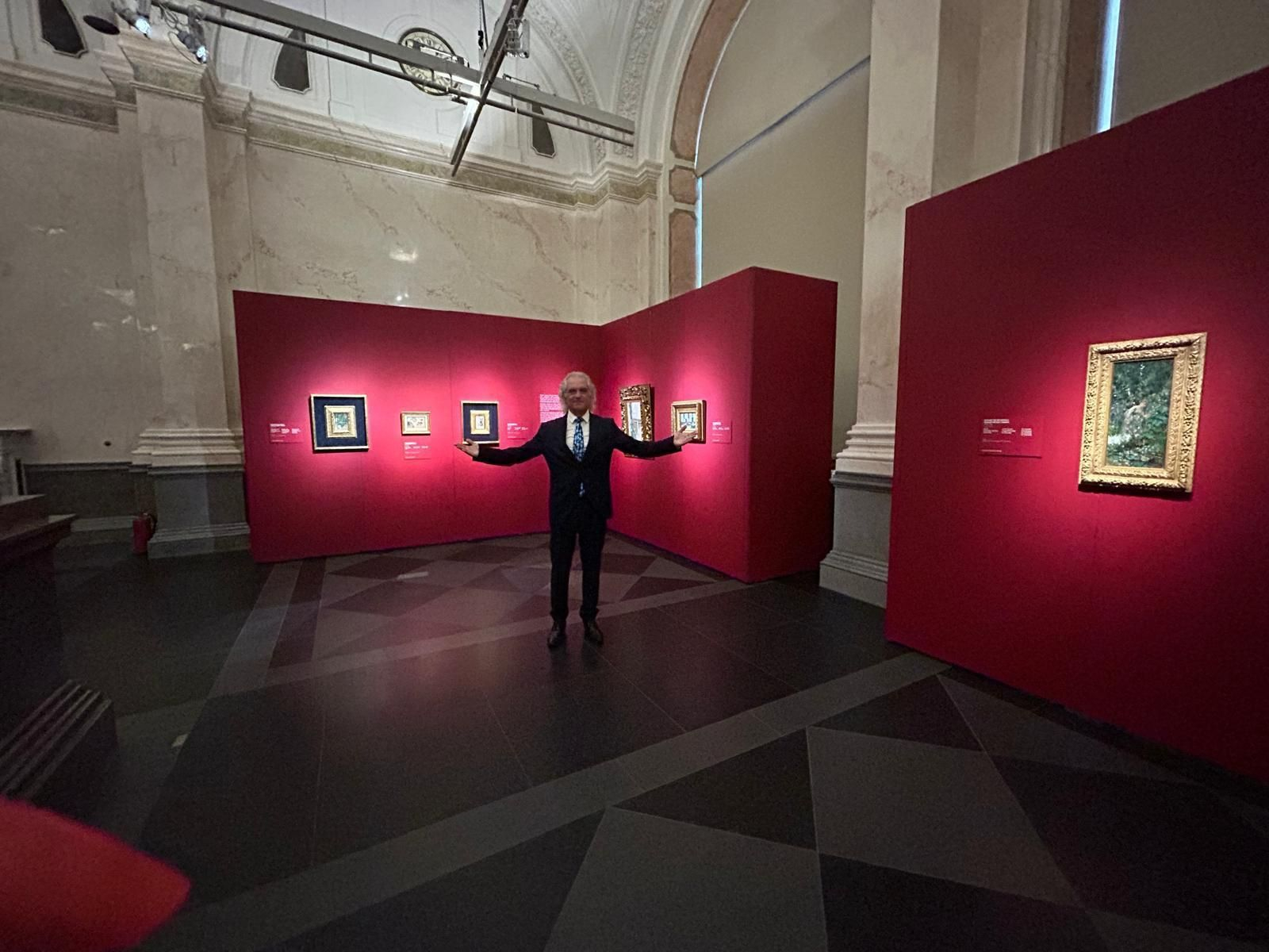 Manuel Vida, rodeado de varias obras de Fortuny, un pintor por el que siente una gran pasión.