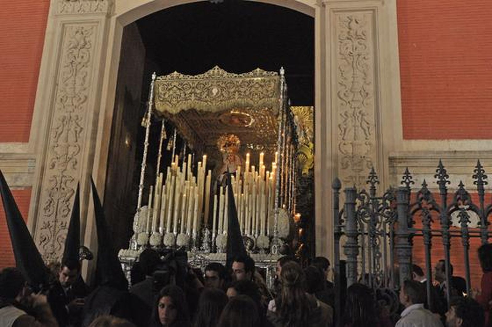 La Virgen del Socorro sale de la iglesia.

Foto: Manuel Gómez