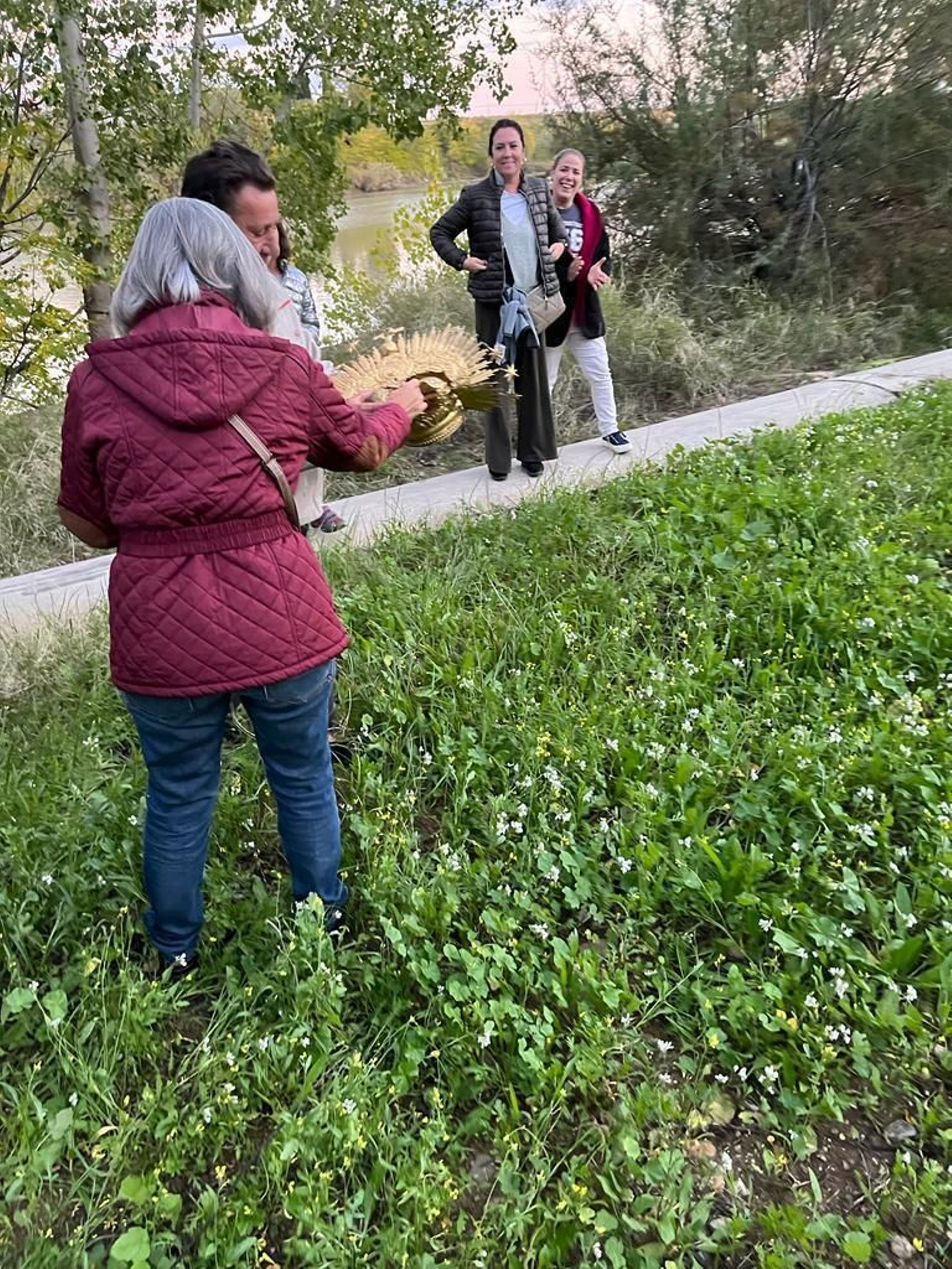 La corona encontrada en la margen del río, con el resplandor doblado.