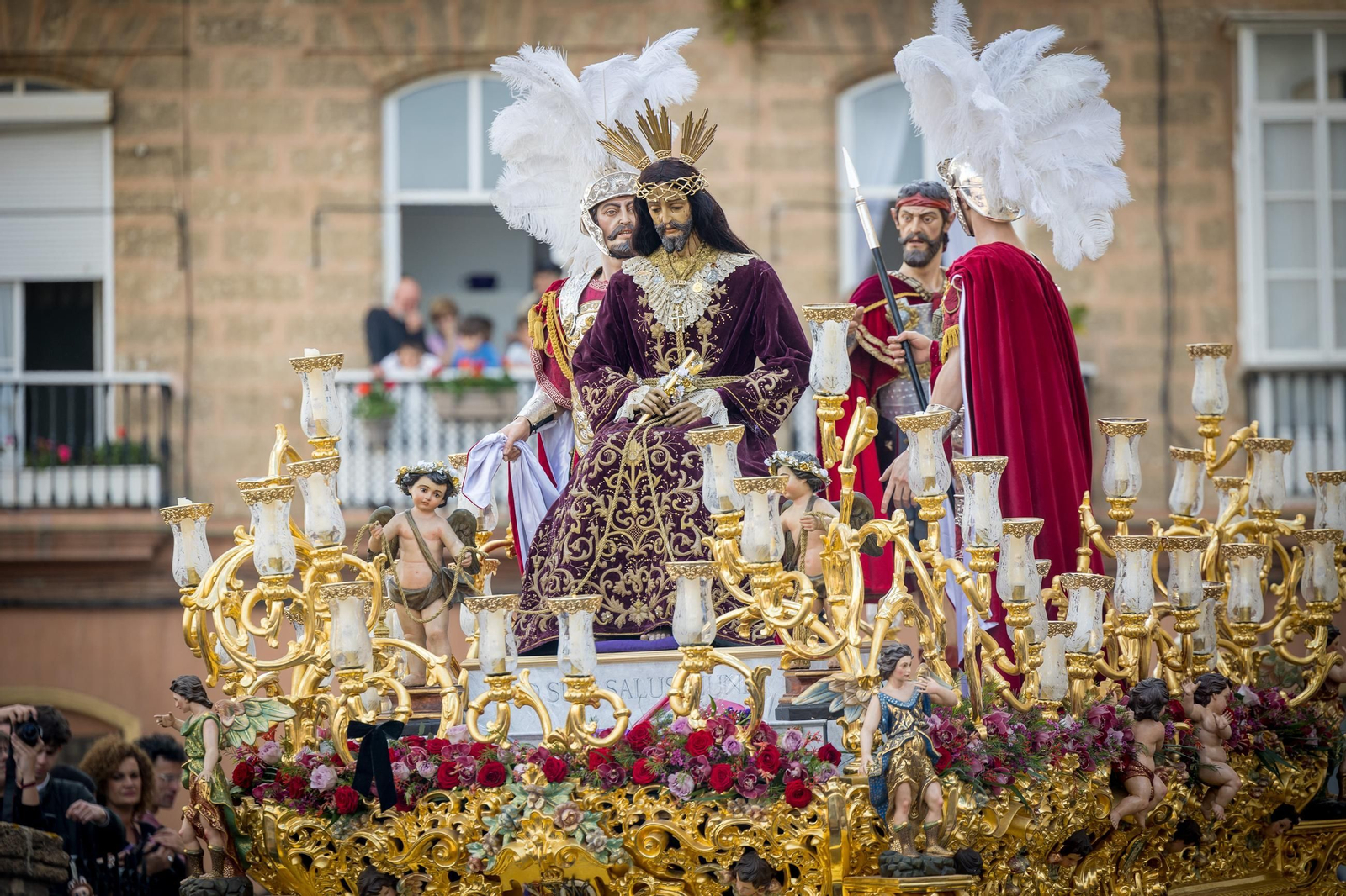 Imágenes de la salida de Cigarreras en la Semana Santa de Cádiz 2025