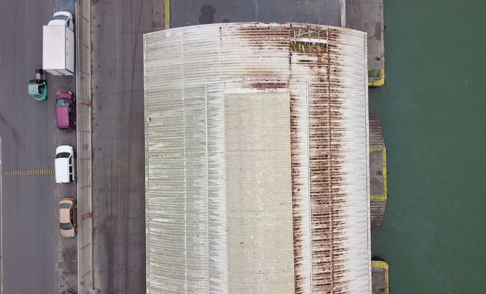 Deterioro en la cubierta de la lonja del puerto de Isla Cristina.