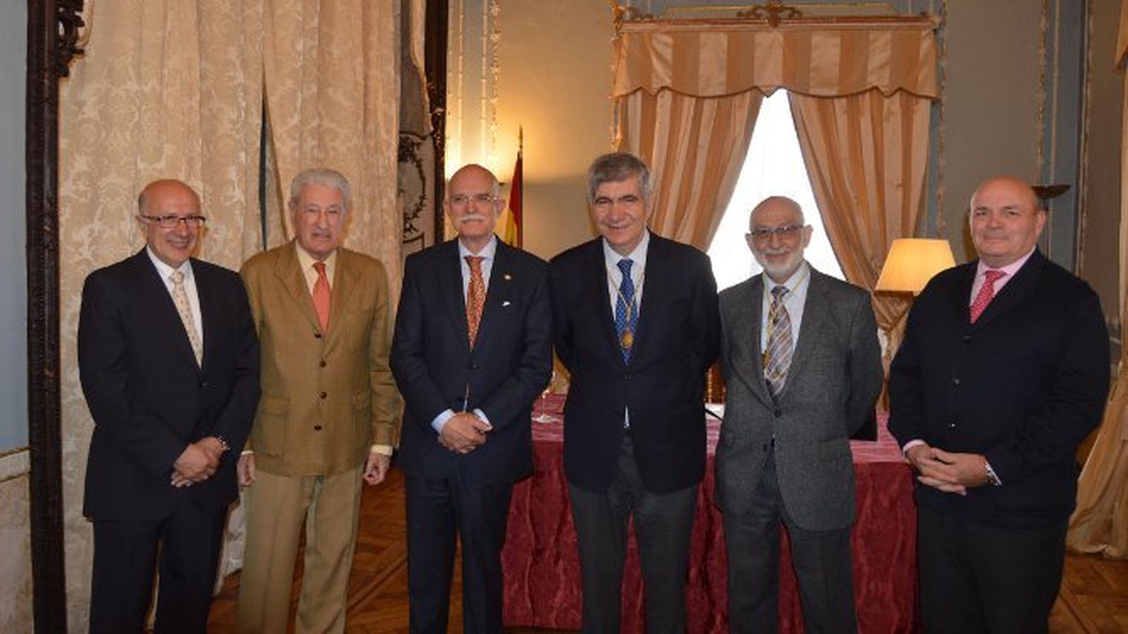 José Antonio Girón, Miguel Nuche, el conferenciante Agustin Rosety, Manuel Bustos, Juan Rafael Cabrera y Antonio Planell,  durante la conferencia titulada `La organización naval española con el advenimiento de la Casa de Borbón.