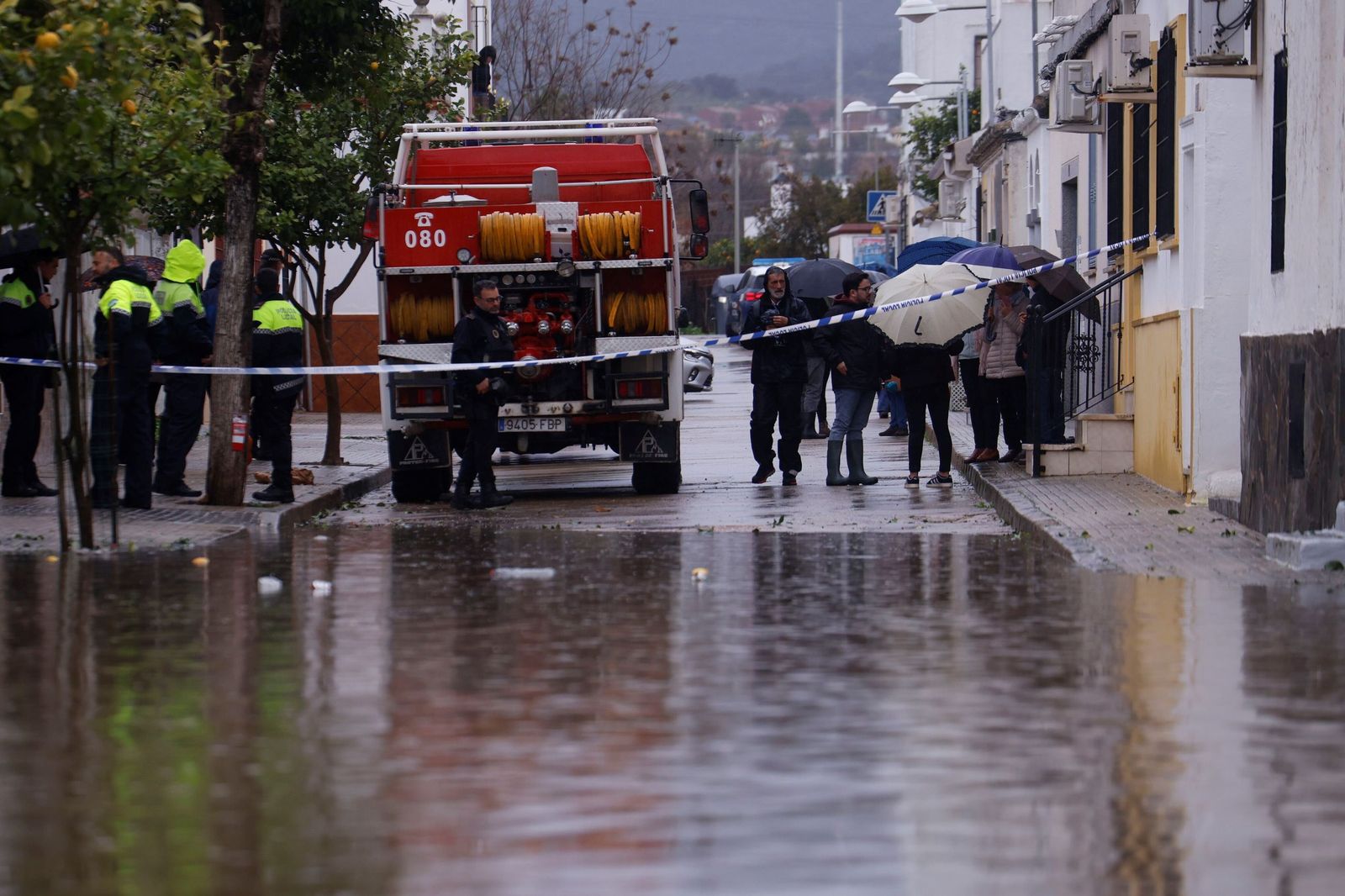 Los vecinos de Alcolea y de las parcelas de Guadalvalle siguen desalojando sus casas, en imágenes