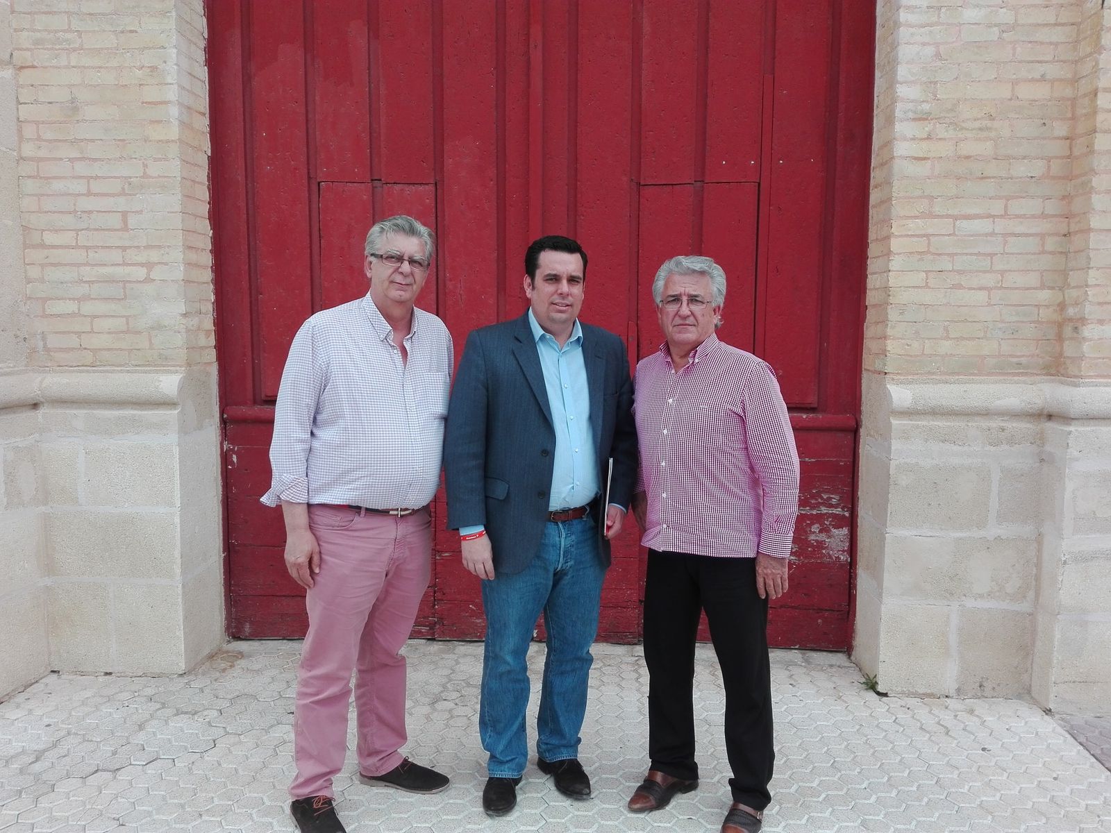 De izq. a dcha.: José Manuel Castilla (número cuatro en la candidatura de Ciudadanos), Curro Martínez ( candidato del partido a la Alcaldía) y Juan Reverte (empresario taurino).