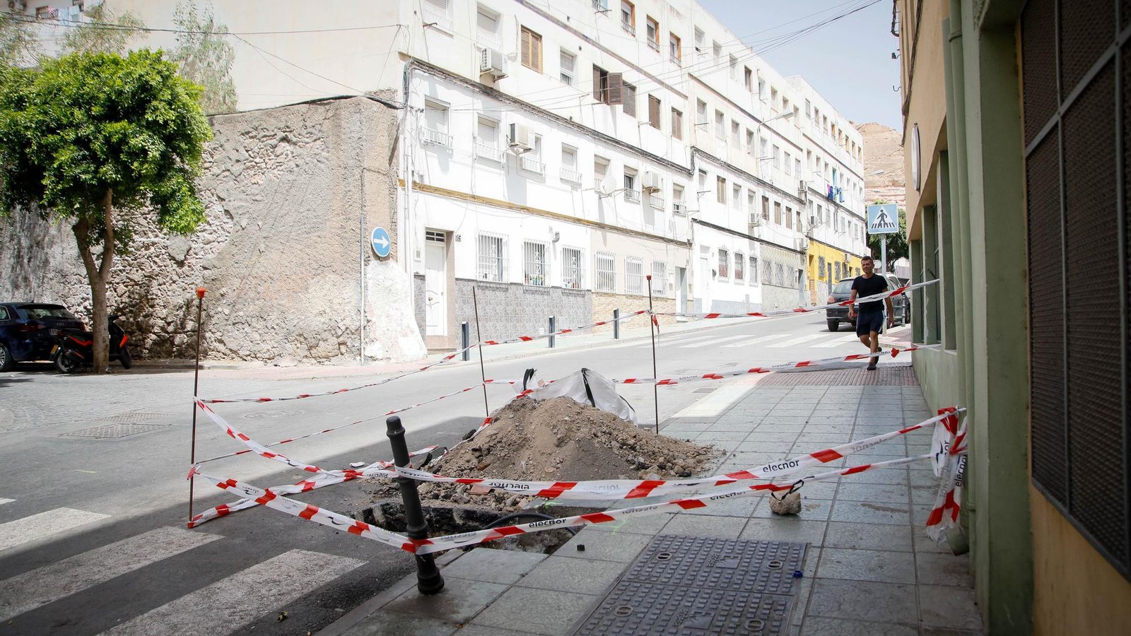 Zanja en el lugar donde Endesa ha encontrado la avería.
